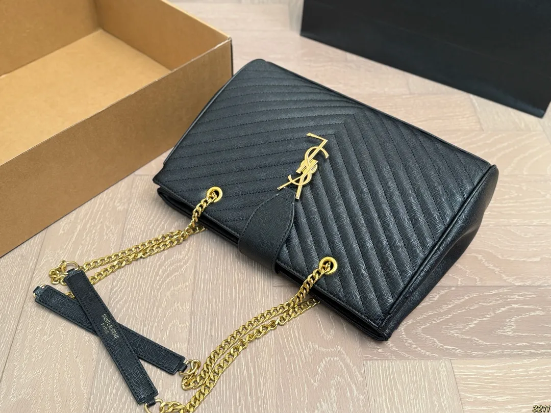 ¥145飞机盒 圣罗兰YSL 托特包链条包 精致美丽 高级优雅 很好驾驭,不挑衣服,不挑季节 一年四季都可,可盐可甜 高个子小姐姐背,气质御姐范 小个子的小姐姐背,甜甜女孩一枚 尺寸34 24