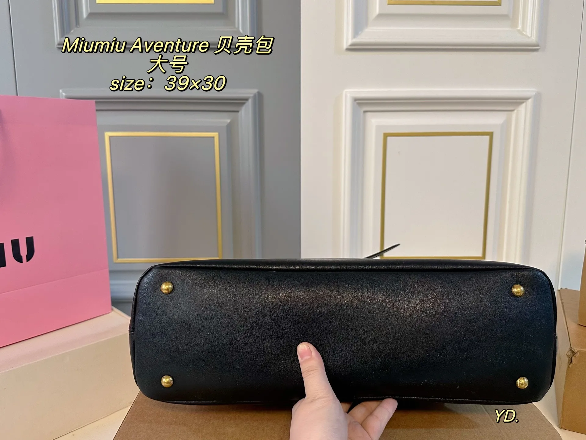 P250大号（无盒） size：39&times;30大号 MiuMiu缪缪新款Aventure24贝壳包 💕 皮质有种做旧年代感 复古感满满 自重轻，设计感强，洋气时髦 超大空间，又高级又能装‼️