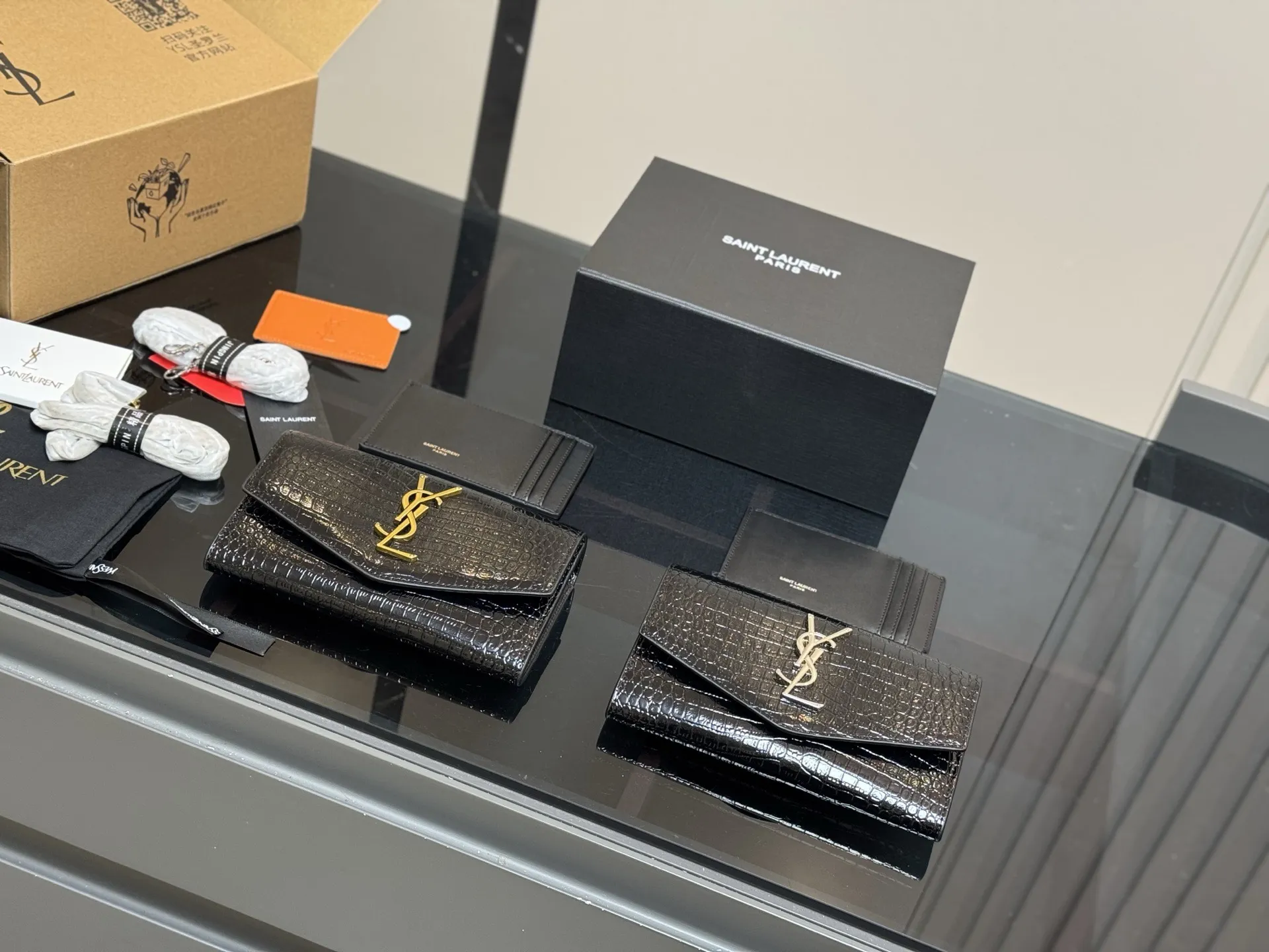 &yen;150 配折叠盒飞机盒 size：19*12cm 圣罗兰 woc二合一信封包 牛皮看起来质感特别好！耐磨耐用！ 🉑️斜挎🉑️