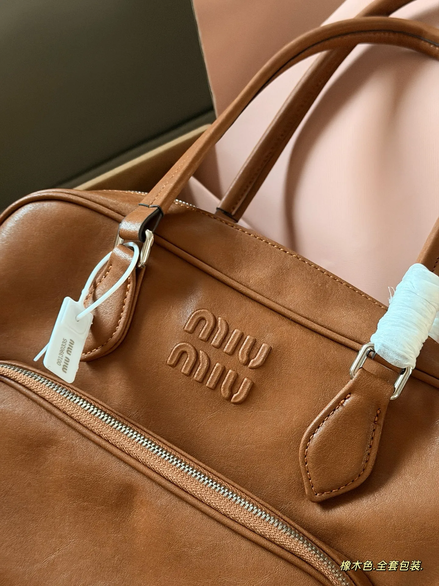 💰310 配全套包装 牛皮 size:38*16cm miumiu 新的小机车包 一眼爱上 皮质是耐用的微雾面肌理, 更复古哦! 请把这只miumiu机车包焊在我肩上