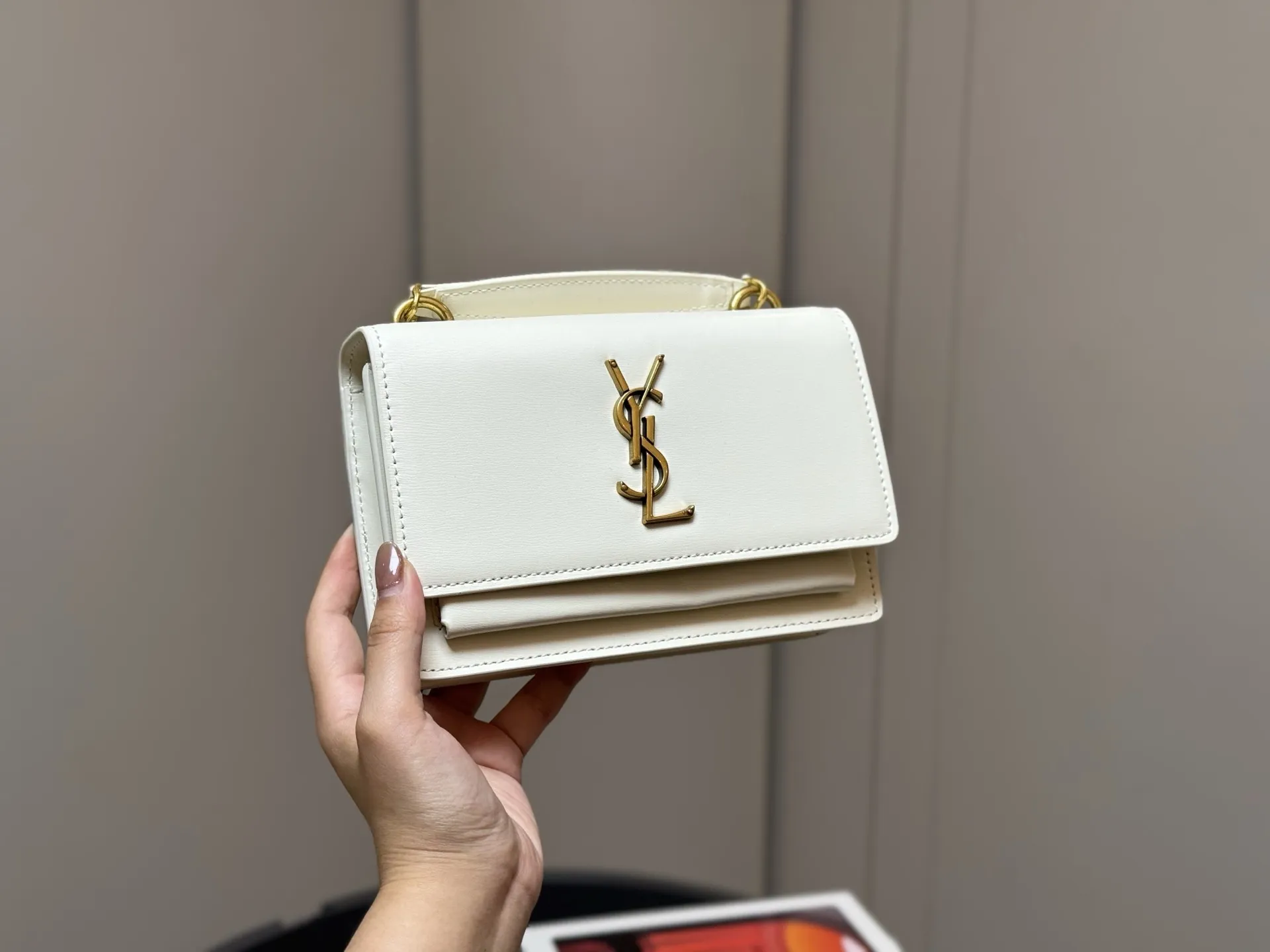 &yen;180 牛皮版本 配全套包装 圣罗兰王子文同款 无敌经典款牙签纹sunset日落包原厂皮版本！ 出了这么长时间热度依然不减， 可见它受人喜欢的程度非同一般！ 力求无穷大的接近正品， 高品质却不高价，心动不如马上行动！ 尺寸：19.13cm