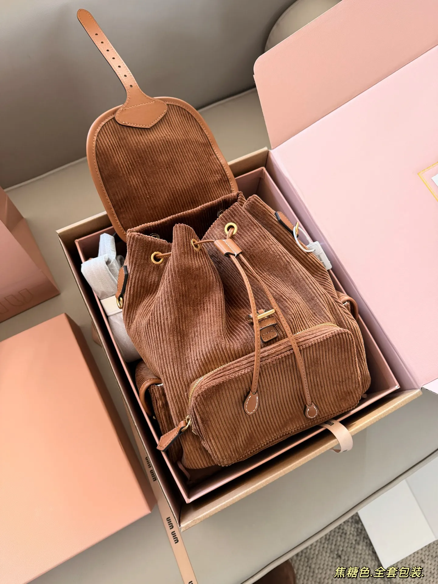 💰300 配全套包装 size:25*27cm(大号) 又一季特别美丽的Miu Miu miumiu ss25 灯芯绒双肩包 超适合秋冬搭配鲜艳跳脱的配色,为沉闷的秋冬增添色彩!搭配大衣超吸睛哦!