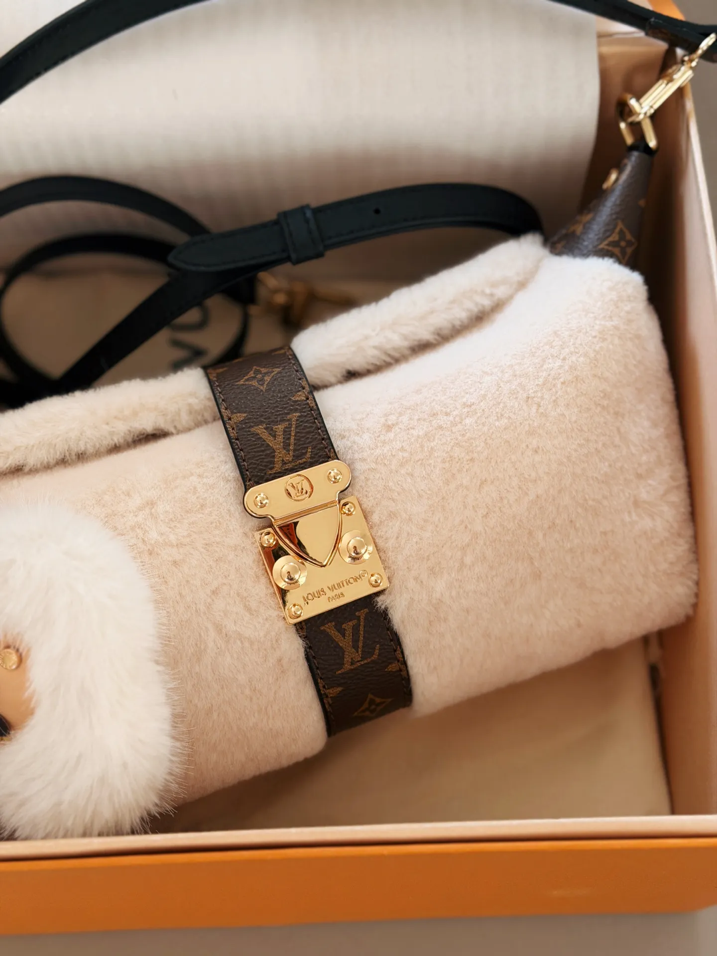 💰 180配盒 赠送挂件哦! size:21.5*12cm L家 新款MIA饺子包 小小饭盒包拿捏 奶呼呼的毛绒包 摸起来像抱着一团云朵, 老花皮拼接+金属扣设计复古又高级 还有可爱的花朵挂饰加持 冬天背它出门,保暖又吸睛哦!