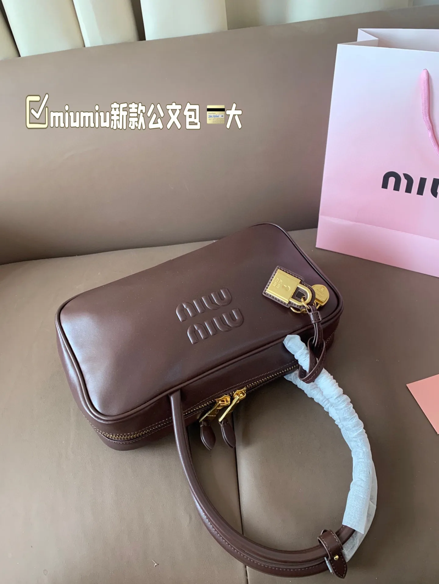 大P260 miumiu新款公文包 今年的风刮的太猛了 老多爆款了！ 这款的版型太受欢迎！ #miumiu 这一季不管是单肩包 #miumiu包 还是托特包都超级可爱！ 尺寸 大29*17