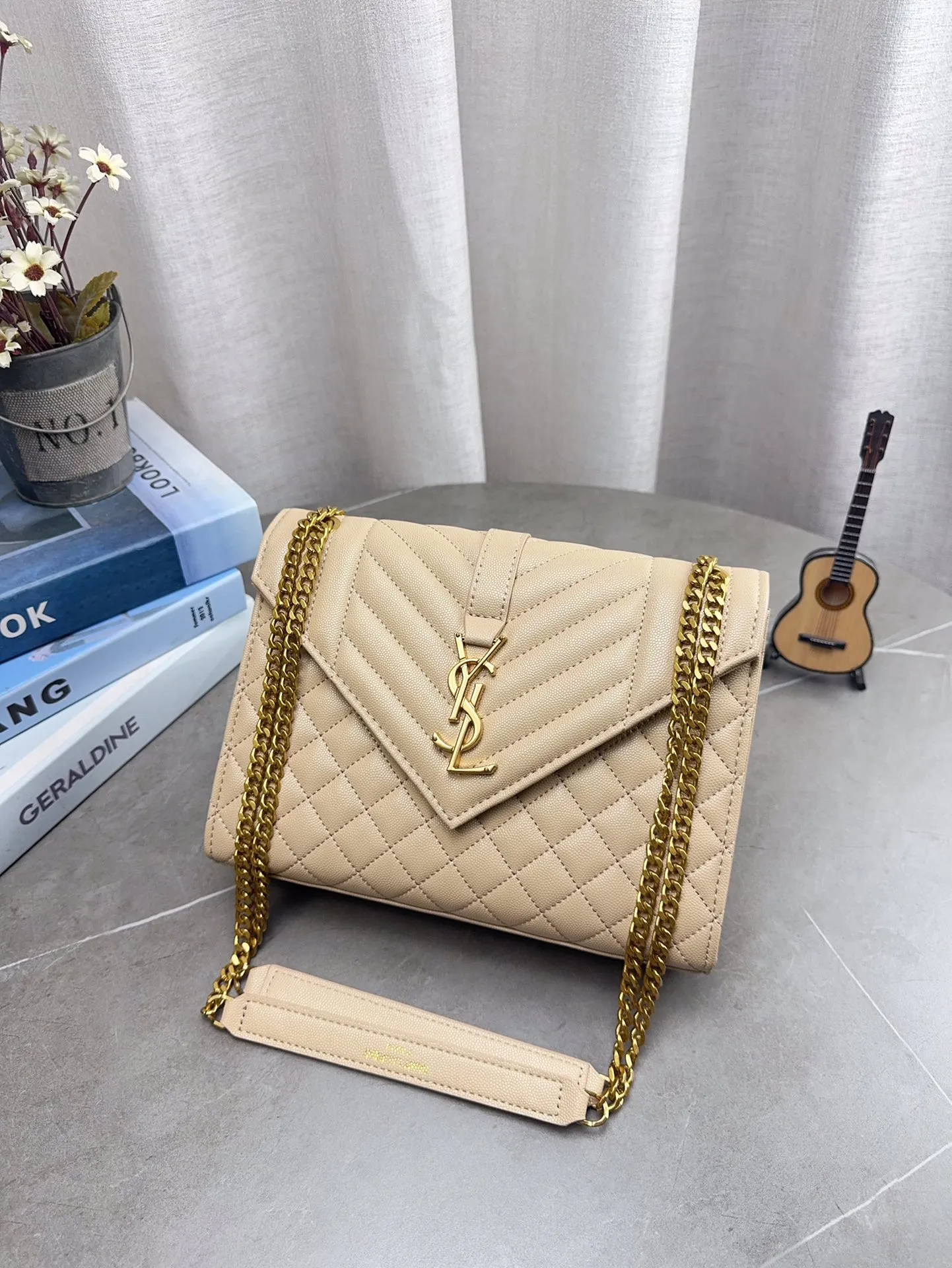 折叠礼盒包装 高品质YSL圣罗兰链条信封包 简约才是百搭公式。 复古又时髦,妥妥的街拍神器。 出街通勤都可。 容量很大,可肩背、斜挎。 搭配很显高级感。 是帅气女孩不可缺少的一款经典存在。 尺寸24*17cm p150