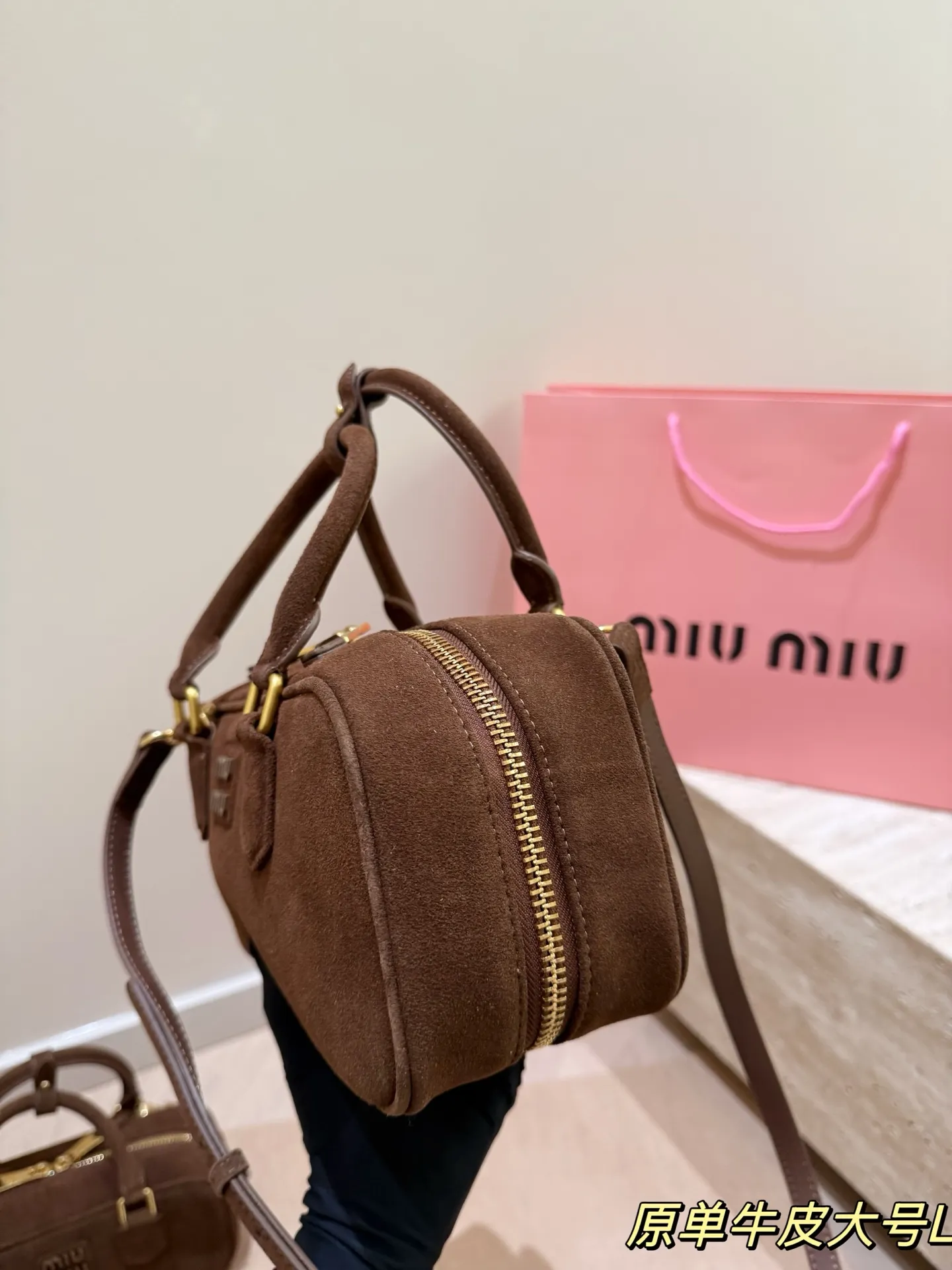 头层牛皮 P275 Miu新品 高级麂皮保龄球包 时尚绝美 大方且与众不同 日常 出街必入款 凸显功能性 实用主义 柔软舒服的触感 彰显 MiuMiu 女性愈加自信,务实,前卫和酷炫的态度 尺寸:28.16cm配礼盒🎁