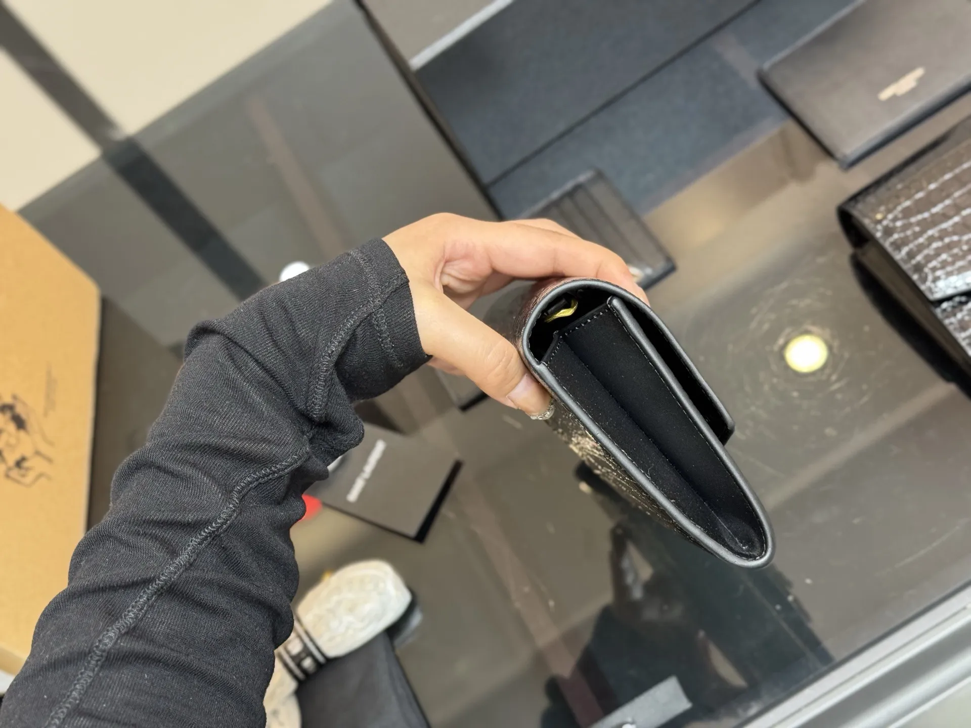 &yen;150 配折叠盒飞机盒 size：19*12cm 圣罗兰 woc二合一信封包 牛皮看起来质感特别好！耐磨耐用！ 🉑️斜挎🉑️