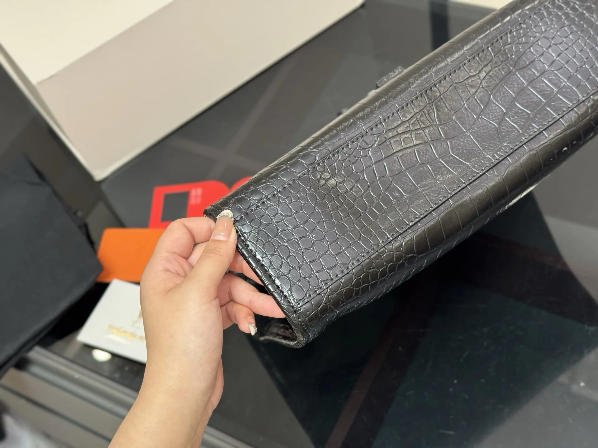 ¥200 配全套包装 size:32*27 圣罗兰的托特包 抓皱油蜡牛皮 niki shopping bag 很不一样杨树林 niki和这款托特确实是别出心裁的设计有种莫名其妙的时髦