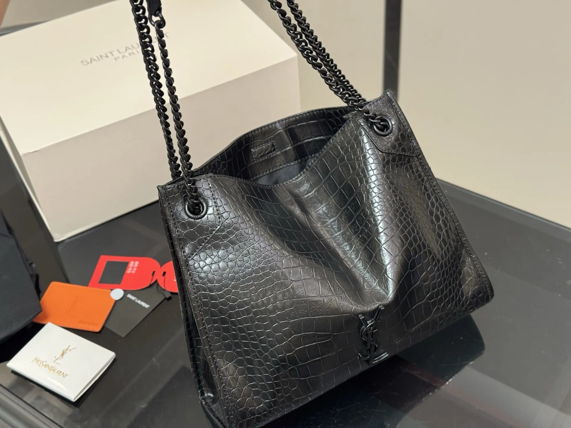 ¥200 配全套包装 size:32*27 圣罗兰的托特包 抓皱油蜡牛皮 niki shopping bag 很不一样杨树林 niki和这款托特确实是别出心裁的设计有种莫名其妙的时髦