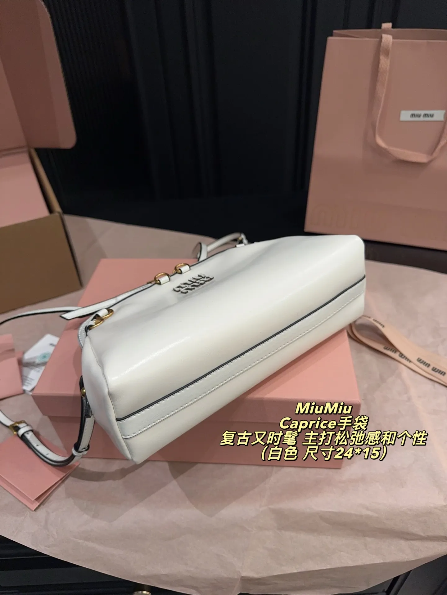 P260配盒⚠️尺寸24*15 MiuMiu 缪缪 Caprice手袋 采用做旧小牛皮,金属拉链+环扣设计,复古又时髦。贝壳包型,尺寸适中,日常通勤或休闲都很百搭。肩带可调节,支持手提、腋下、斜挎多种背法,灵活实用!Caprice 系列主打松弛感和个性,超适合喜欢时尚的姐妹们。