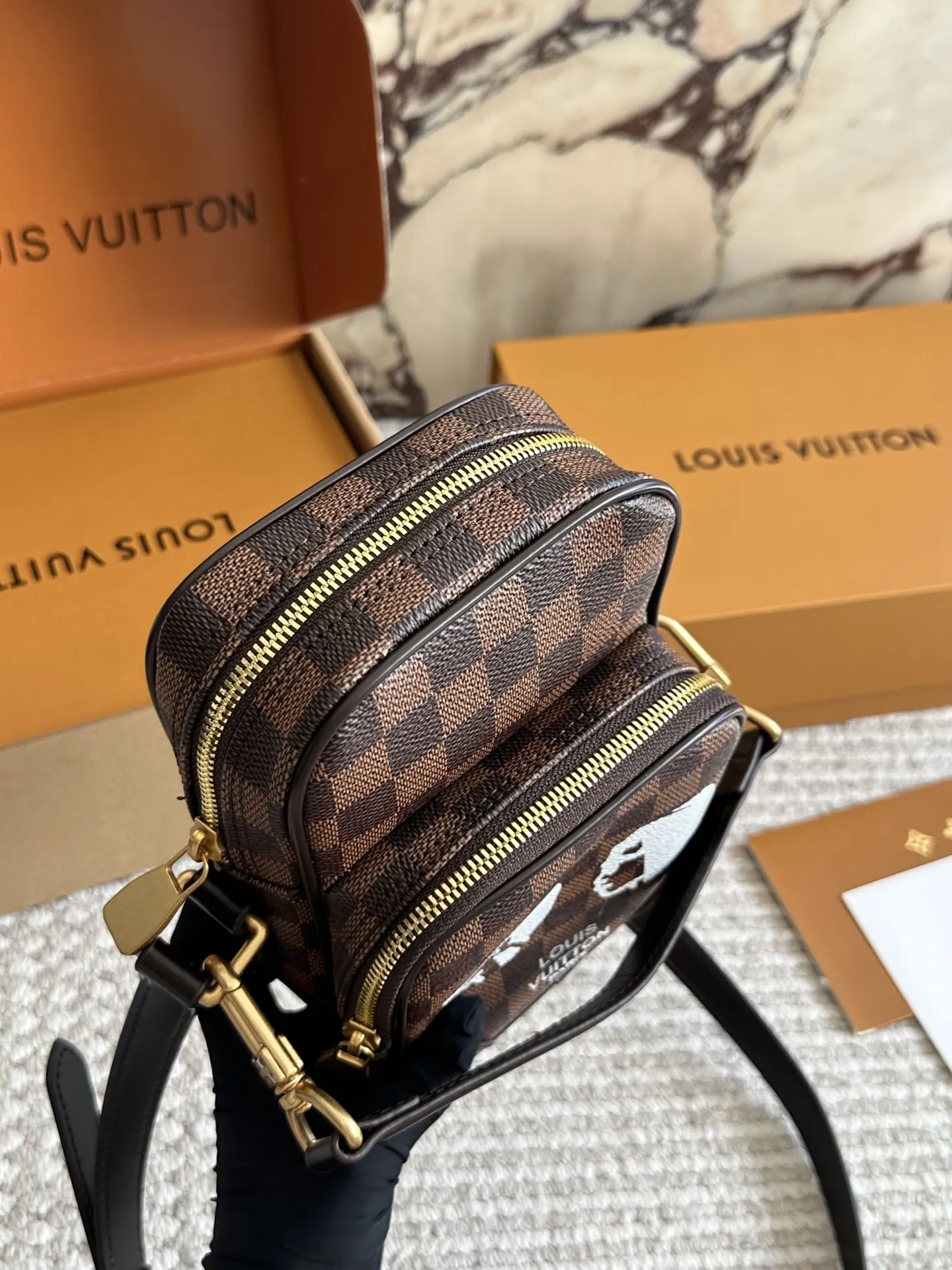 LV手机包相机包p200 M14014老花這款時尚的Amazone斜背袋以Monogram帆布襲作配有復古皮革護角雙邊和可拆式肩帶Pharrell William以1980年代為靈感創作出這款精繳小巧的斜背袋完美糅合復古魅力和精繳現代風格手袋配備珍珠拉鏈頭更設有可調節長度的肩帶,攜帶時倍感舒適size: 20x13.5x8cm #LV手机包#新款包包#美包分享#迷你