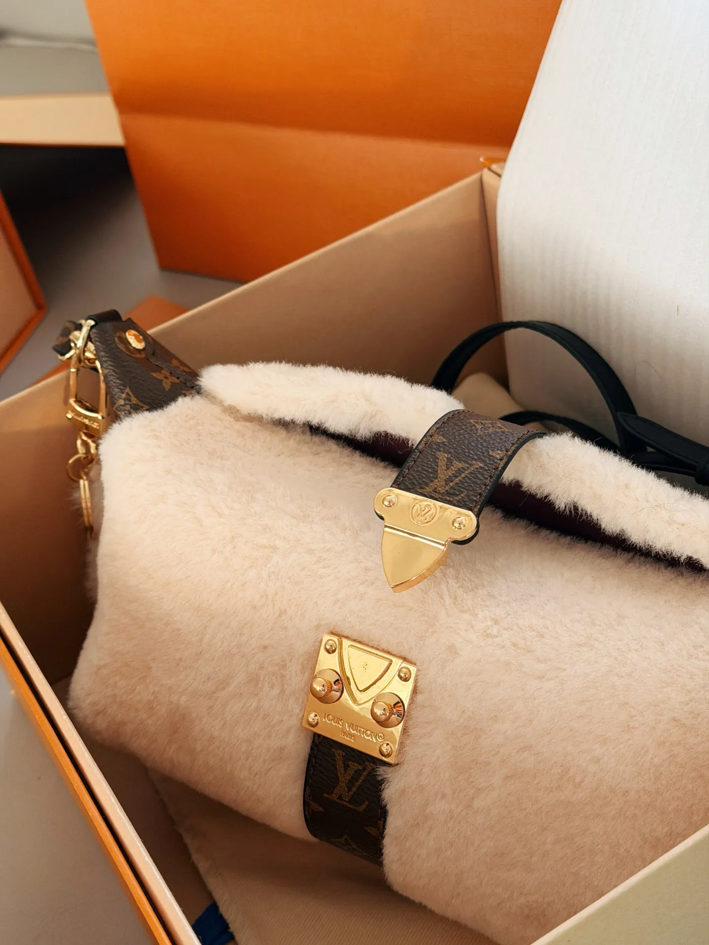 💰 180配盒 赠送挂件哦! size:21.5*12cm L家 新款MIA饺子包 小小饭盒包拿捏 奶呼呼的毛绒包 摸起来像抱着一团云朵, 老花皮拼接+金属扣设计复古又高级 还有可爱的花朵挂饰加持 冬天背它出门,保暖又吸睛哦!