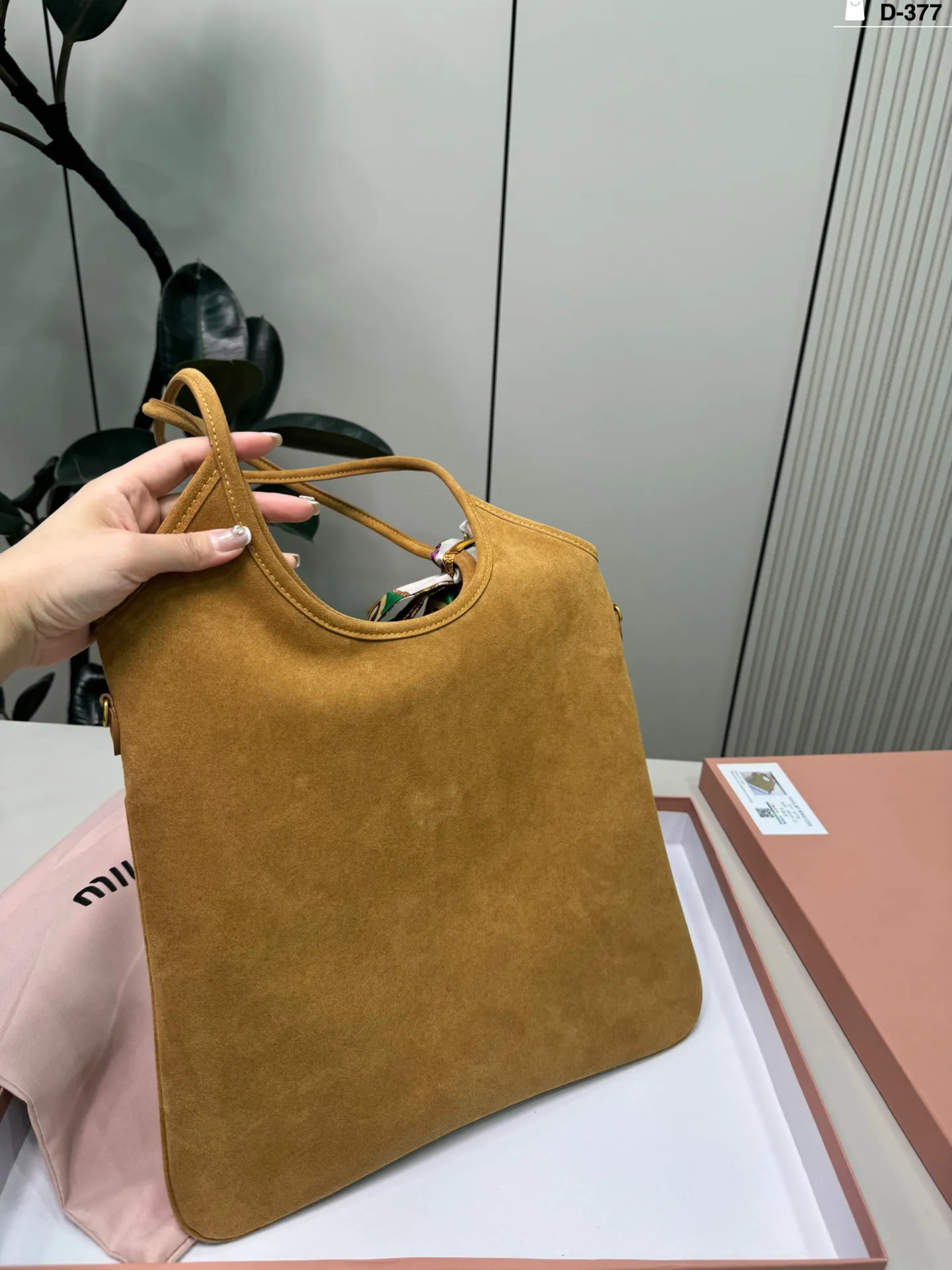 💰p155 D-377尺寸35×33配盒 miumiu缪缪ivy托特包 有种谁背都是萌萌的既视感hahaha~ 帆布牛皮皮质哦!