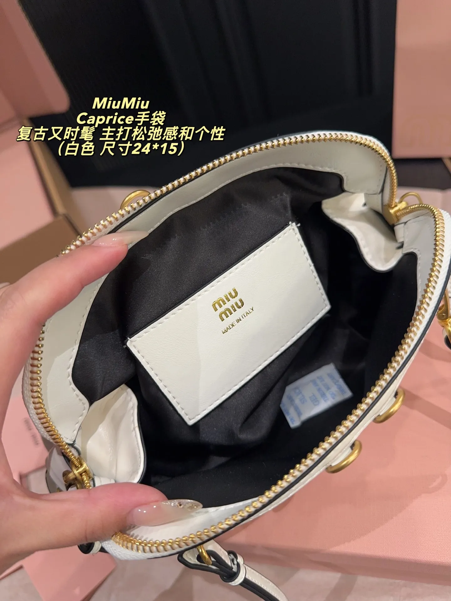 P260配盒⚠️尺寸24*15 MiuMiu 缪缪 Caprice手袋 采用做旧小牛皮,金属拉链+环扣设计,复古又时髦。贝壳包型,尺寸适中,日常通勤或休闲都很百搭。肩带可调节,支持手提、腋下、斜挎多种背法,灵活实用!Caprice 系列主打松弛感和个性,超适合喜欢时尚的姐妹们。