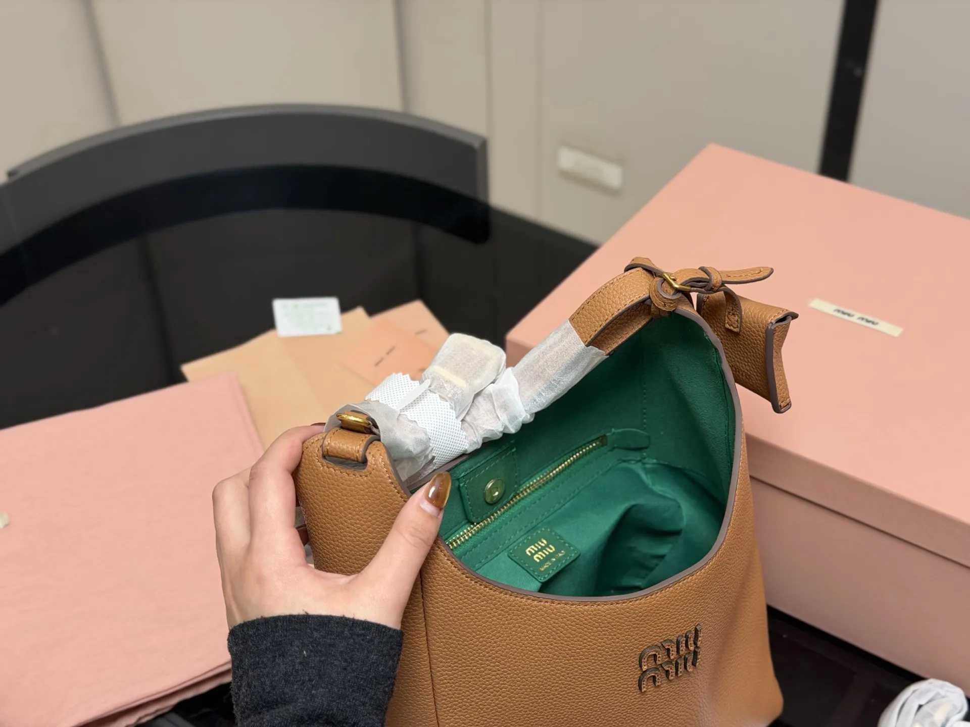 ¥210 ¥230 配盒 size:16.23cm 23.30cm miumiu新款斜挎机车包! 首发! 福音种草了哦 超级松弛感的一款包包肩带长度可以调节哦!