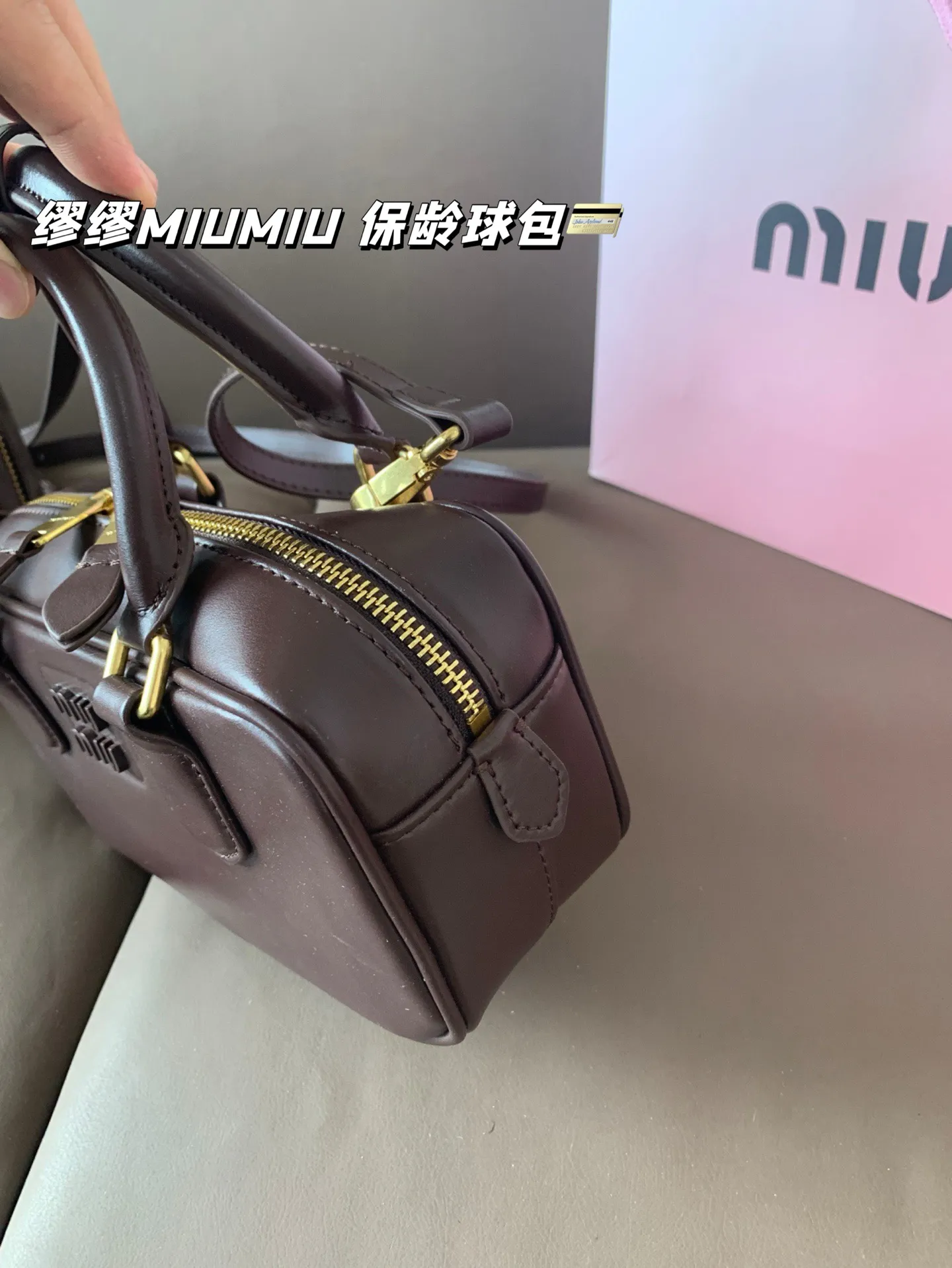 大P235 小P230 配礼盒🎁 缪缪MIUMIU 保龄球包 质感爆棚的美 上身真的太太太有质感啦 日常逛街不要太吸晴 尺寸：大28*13 小22*11