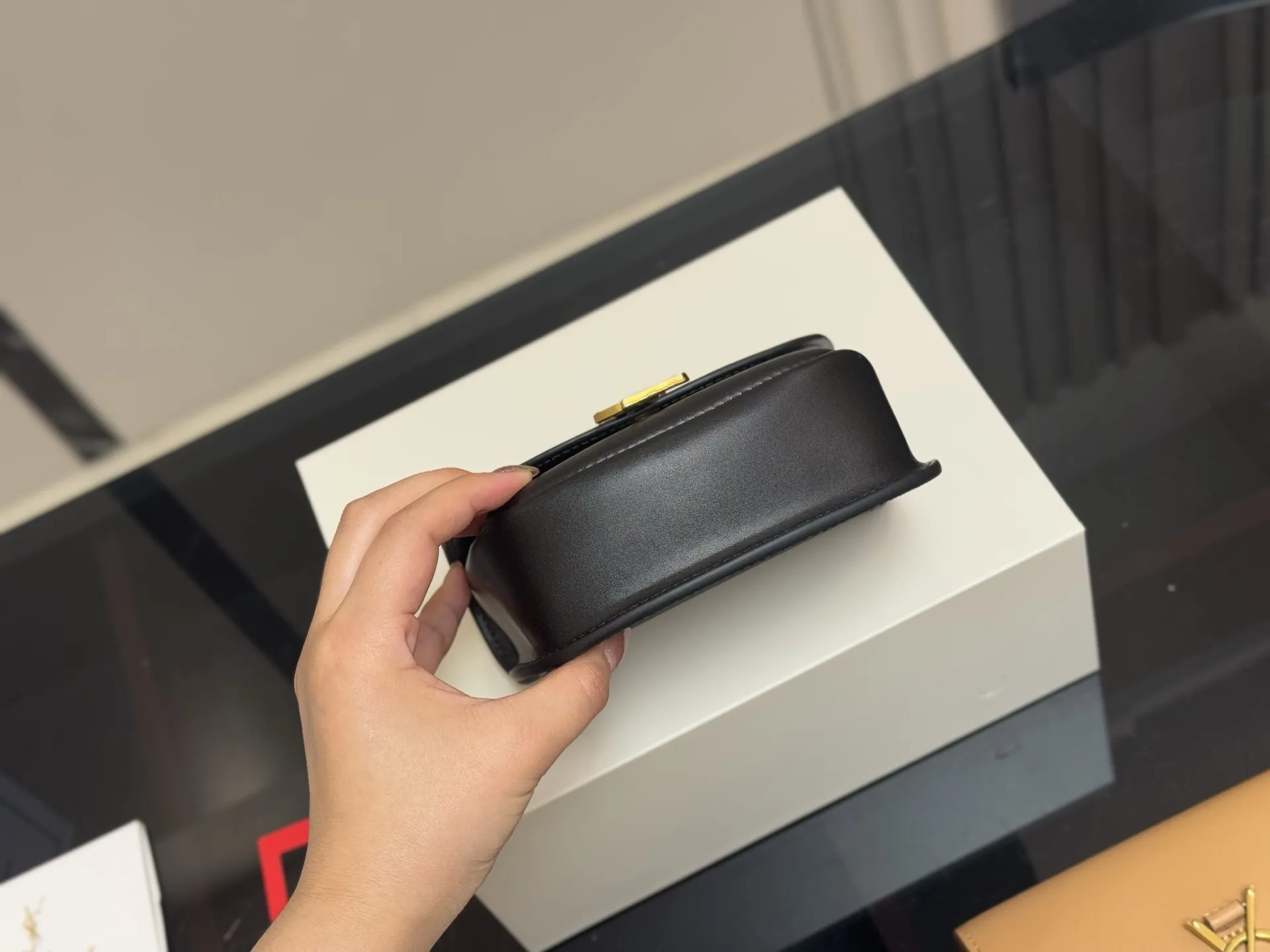 &yen;140 配折叠盒飞机盒 尺寸:17cm 圣罗兰 Kala马鞍 很好看啊啊啊 这款绝对是ysl的鼻祖！ 牛皮品质！ 太STALY！