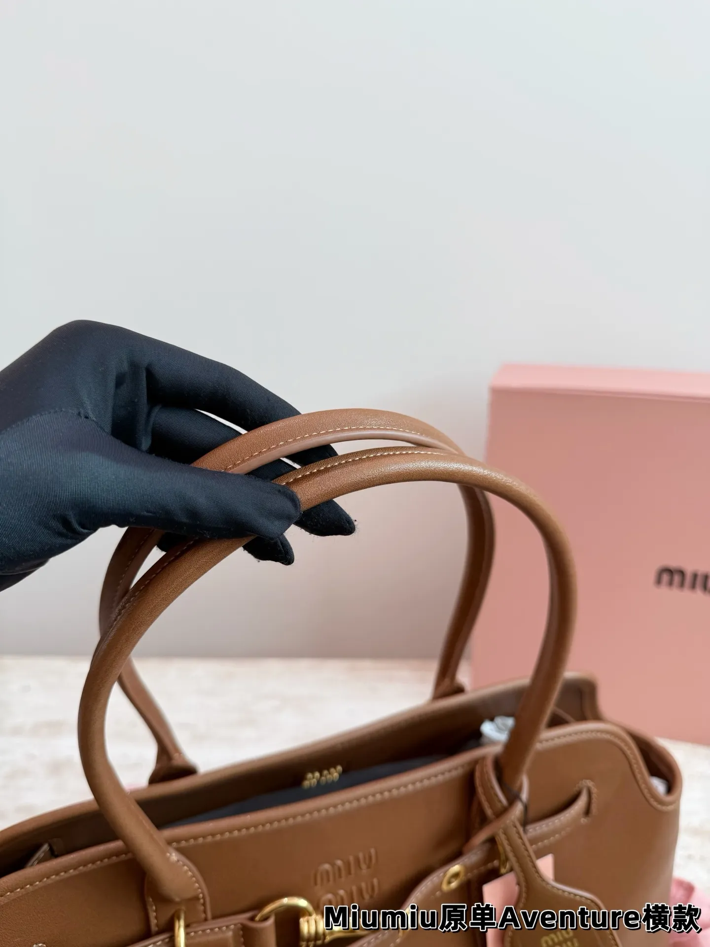 P240 miumiu复古Aventure系列贝壳包 Aventure系列贝壳手提/斜挎包.上线啦! 24ss最流行款式,做旧褪色感的皮革颜色与质地,配上金属皮带搭扣高级又复古,采用小牛皮制作的包身设计精致,方正复古的造型 手提腋下斜挎包随意切换! 优雅通勤超好穿快快加入miu女孩吧! 尺寸:超大号46*23cm复古包#牛皮包包