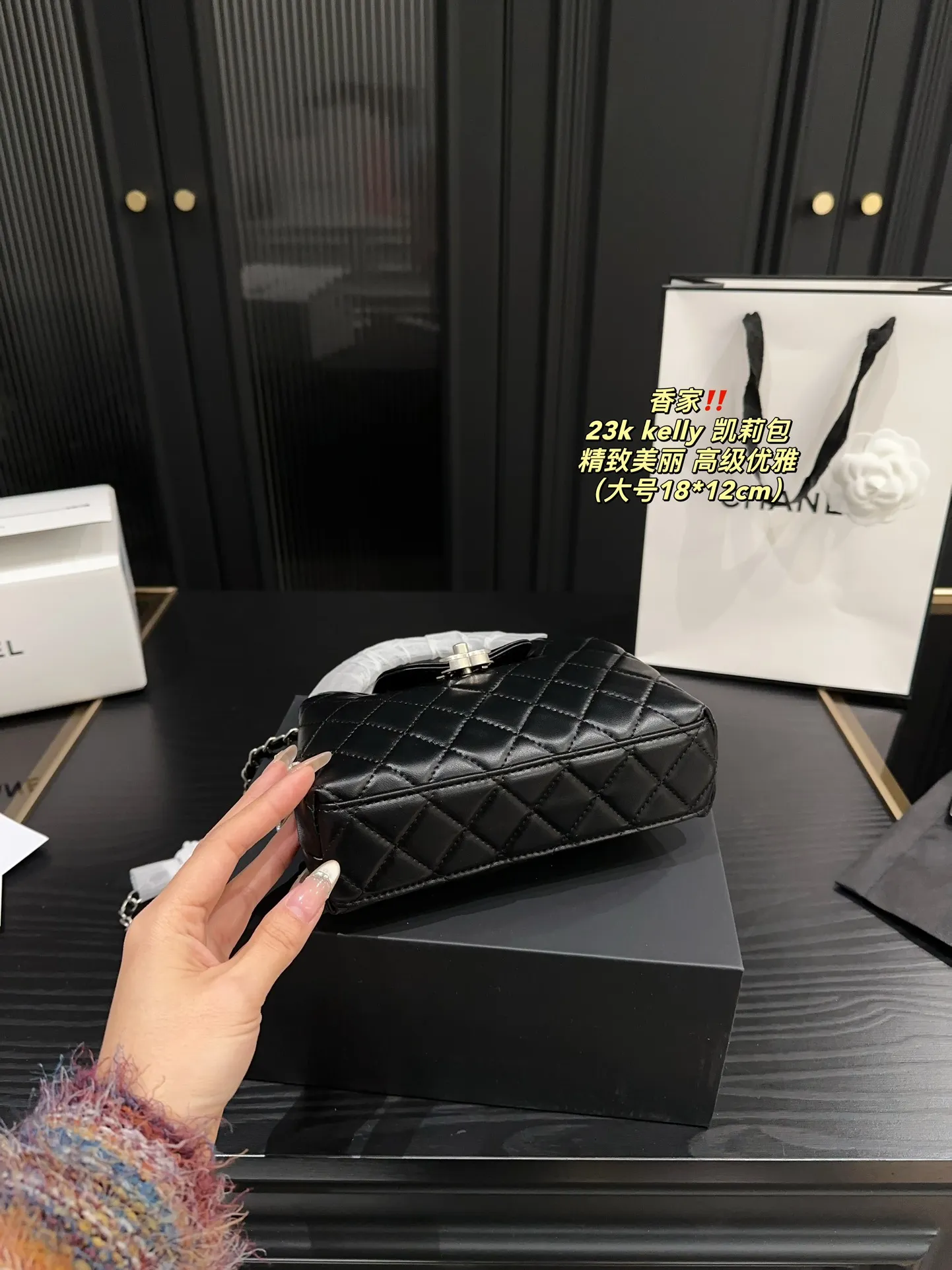 大号P175全套包装⚠️尺寸18.12 小号P170全套包装⚠️尺寸12.8 香奈儿 23k kelly 凯莉包 CHANEL 时尚是一个轮回,大热门中古kelly被Chanel重新设计焕发生机,中古Kelly以经典的手柄手提出名,在基础加上皮穿链肩带颠覆传统,更加随性方便