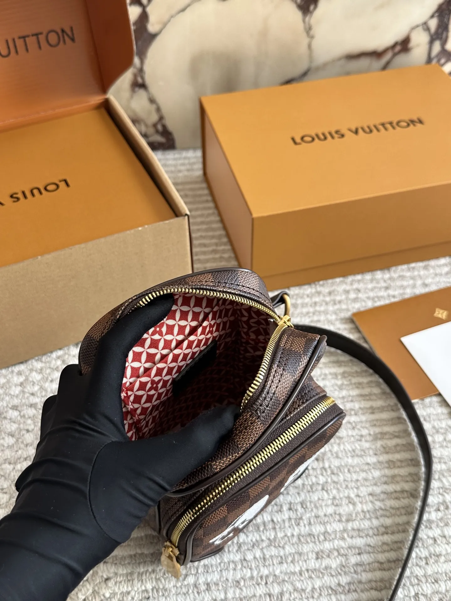 LV手机包相机包p200 M14014老花這款時尚的Amazone斜背袋以Monogram帆布襲作配有復古皮革護角雙邊和可拆式肩帶Pharrell William以1980年代為靈感創作出這款精繳小巧的斜背袋完美糅合復古魅力和精繳現代風格手袋配備珍珠拉鏈頭更設有可調節長度的肩帶,攜帶時倍感舒適size: 20x13.5x8cm #LV手机包#新款包包#美包分享#迷你