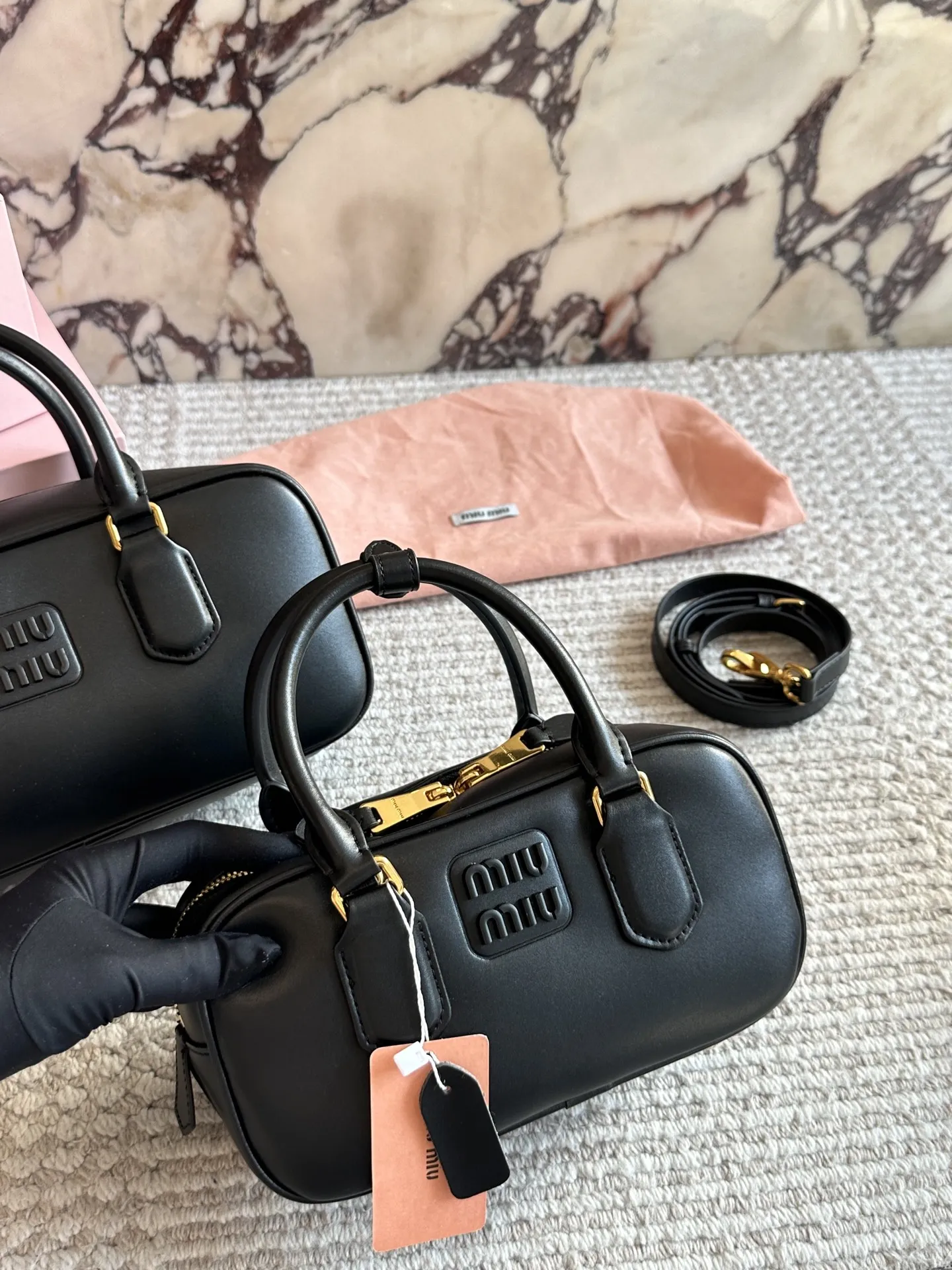 💰190、💰180 配盒 size:22*11cm 27*13cm miumiu保龄球/公文包/ 包包甜度刚好! 很难不爱啊啊! 可手拎也可斜挎 绝对不是小废包哦!容量足足的~~ 出场就是miumiu小公主!