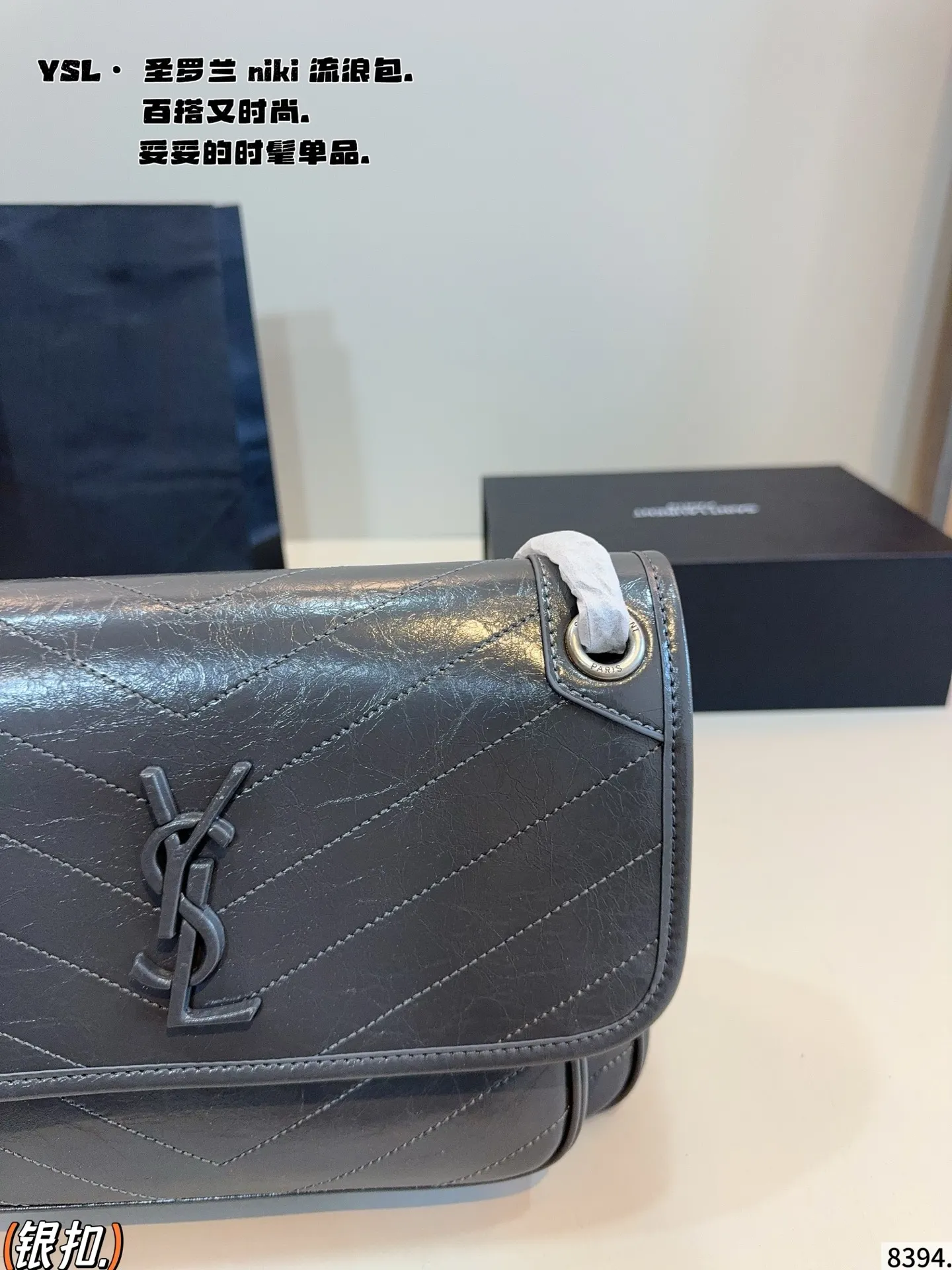 p190配礼盒🎁. 圣罗兰 niki 流浪包 专柜新款Ysl圣罗兰 早已成为明星/网红们最爱的这只 低调却超显高逼格气质 据说是ysl girl人手必备 优雅高贵的她成为潮流人士口中最爱的It Bag制造机 拥有无穷魅力 时尚感极强 柔软质感 黑色五金十分抢眼 单肩/斜挎百搭各种服饰 尺寸：28*9*20/cm