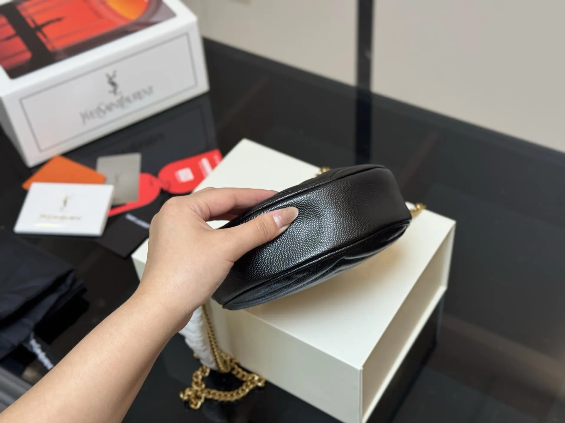 ¥140 配折叠盒飞机盒 size:17.17cm 圣罗兰 圆饼包 鱼子酱看起来质感特别好! 耐磨耐用! 🉑️斜挎🉑️