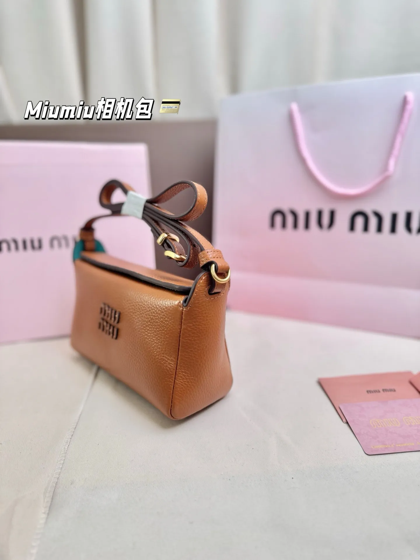 P225（牛皮） 尺寸18*10 Miumiu相机包太可爱啦！ 手感好柔软太适合秋冬了 方形设计简约低调又高级～ 日常手机 粉饼 钥匙.. 都能收纳～ 肩带可随意调节，时髦感十足～