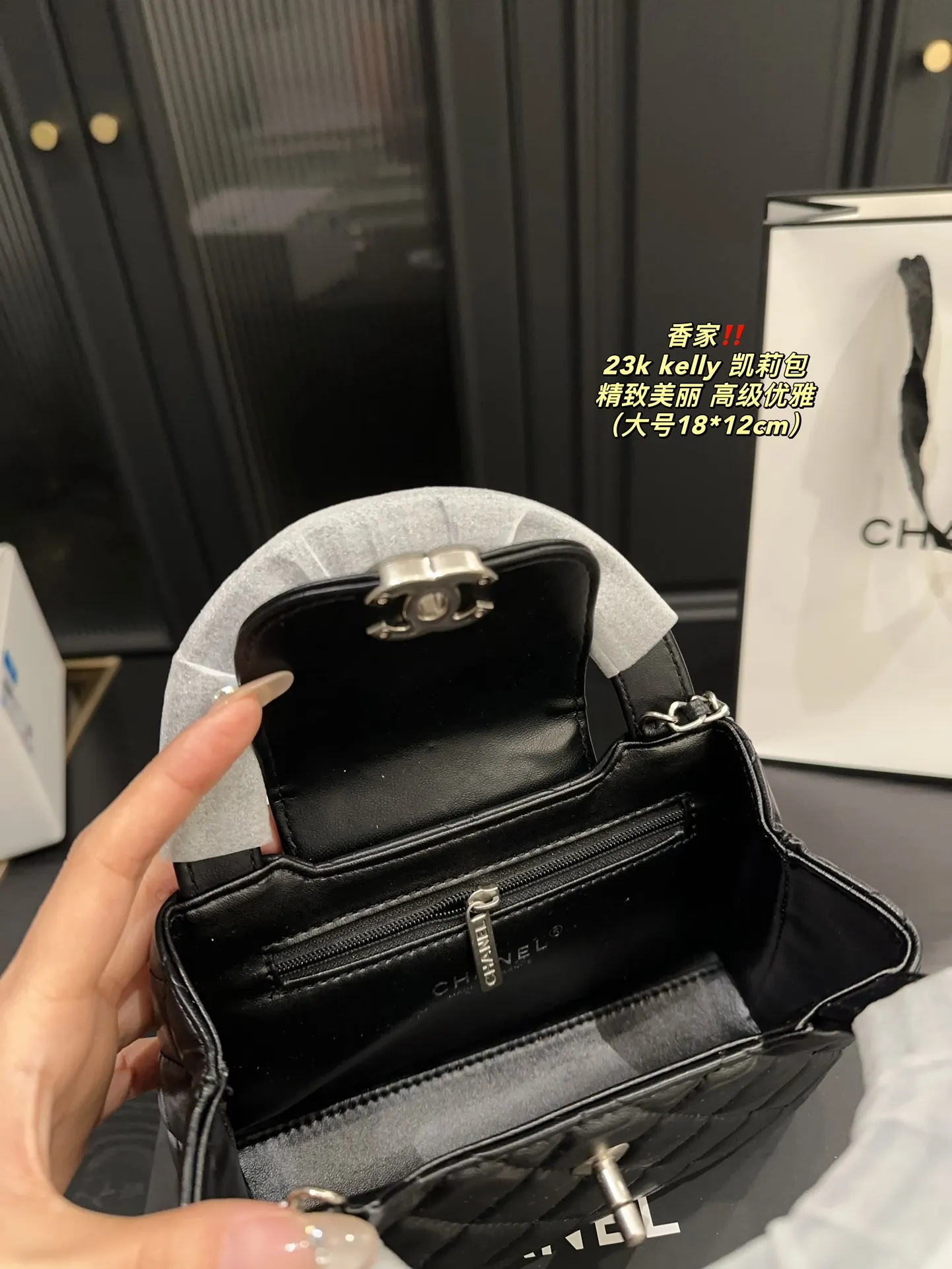 大号P175全套包装⚠️尺寸18.12 小号P170全套包装⚠️尺寸12.8 香奈儿 23k kelly 凯莉包 CHANEL 时尚是一个轮回,大热门中古kelly被Chanel重新设计焕发生机,中古Kelly以经典的手柄手提出名,在基础加上皮穿链肩带颠覆传统,更加随性方便