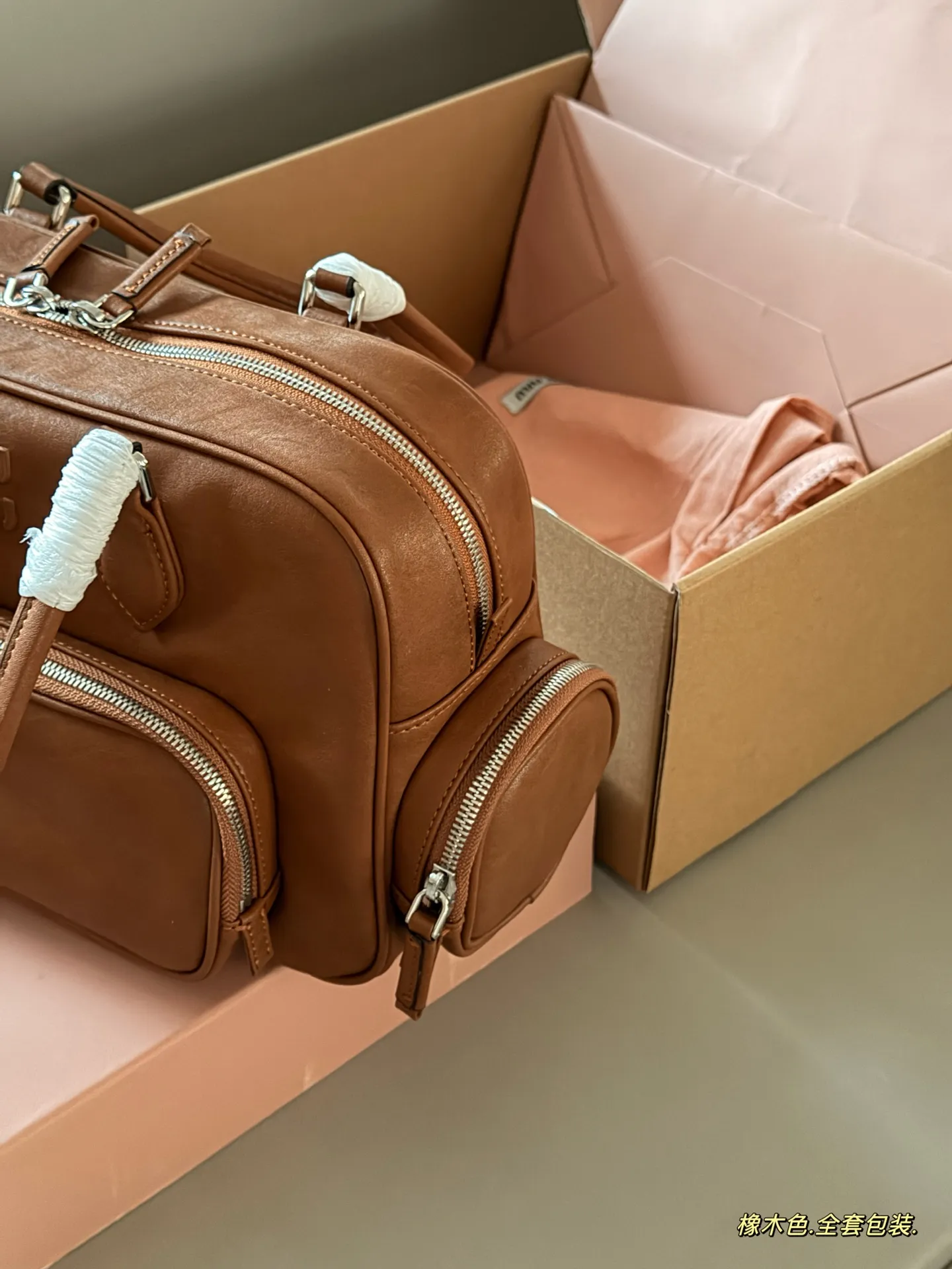 💰310 配全套包装 牛皮 size：38*16cm miumiu 新的小机车包 一眼爱上 皮质是耐用的微雾面肌理， 更复古哦！ 请把这只miumiu机车包焊在我肩上