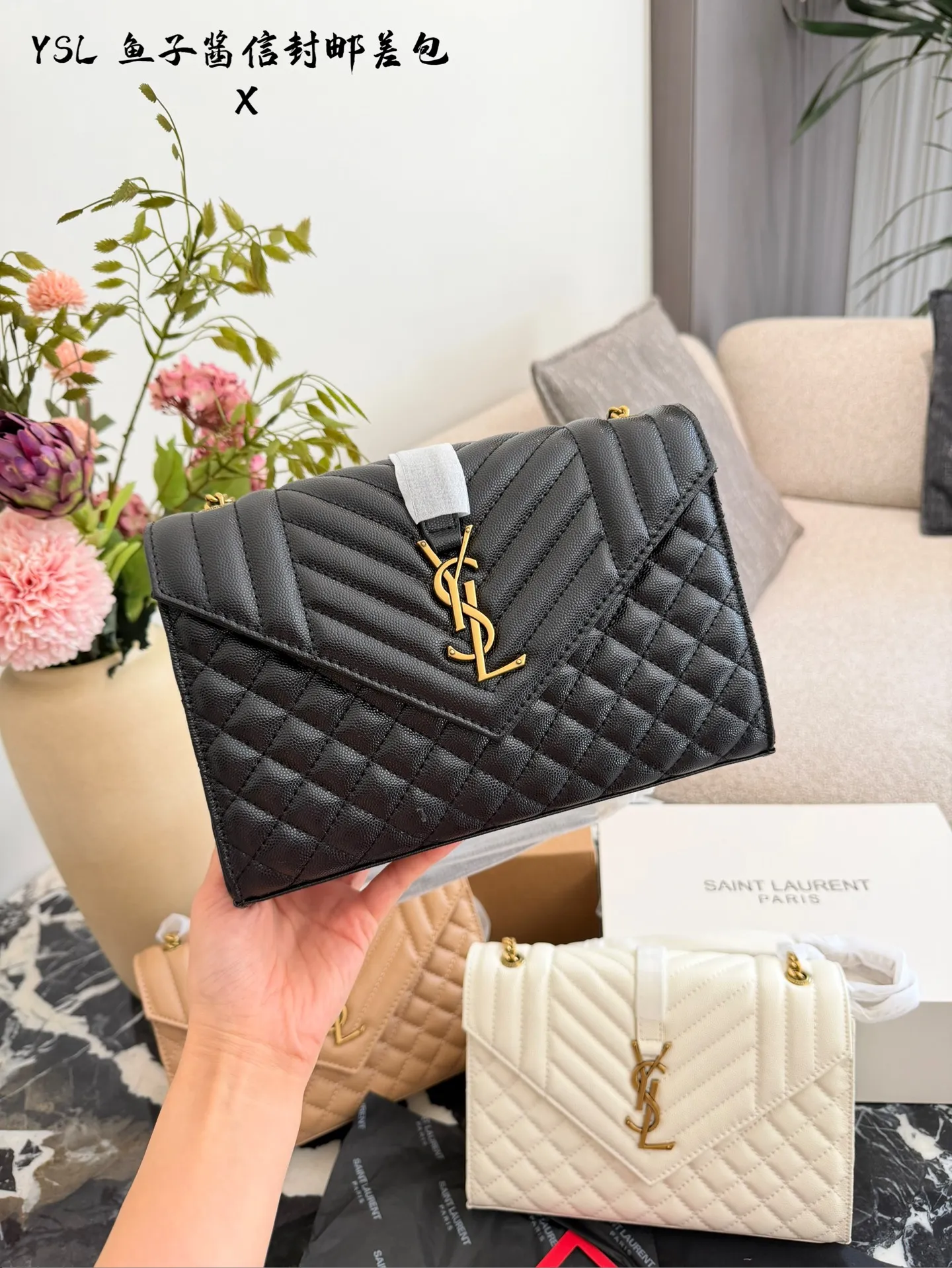 YSL鱼子酱信封包​​p155 🖤YSL Envelope鱼子酱信封包，经典信封造型+绗缝设计，质感满分！颗粒纹牛皮耐磨又高级，金色Logo超有辨识度✨。中号尺寸约24&times;17&times;6cm，容量适中，日常通勤或约会都很OK。链条可调节，单肩、斜挎、腋下背法随心切换，百搭不挑衣服，四季都能用！黑金配色经典耐看，实用又时髦，是YSL标志性手袋之一💼。