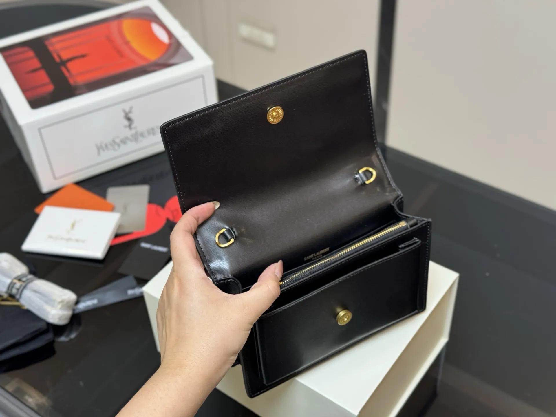 ¥180 牛皮版本 配全套包装 圣罗兰王子文同款 无敌经典款牙签纹sunset日落包原厂皮版本! 出了这么长时间热度依然不减, 可见它受人喜欢的程度非同一般! 力求无穷大的接近正品, 高品质却不高价,心动不如马上行动! 尺寸:19.13cm