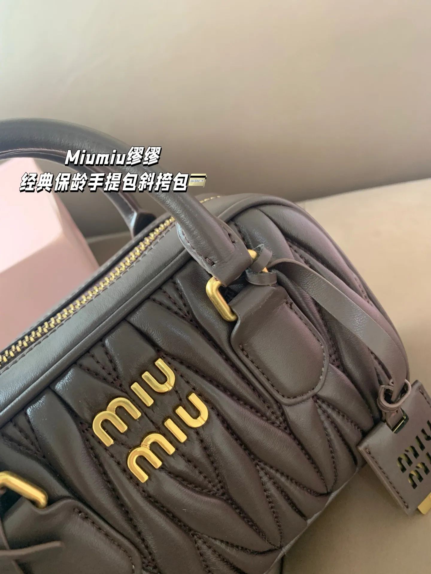 P240 Miumiu缪缪 经典保龄球褶皱手提包斜挎包 尺寸21*14 礼盒包装🎁