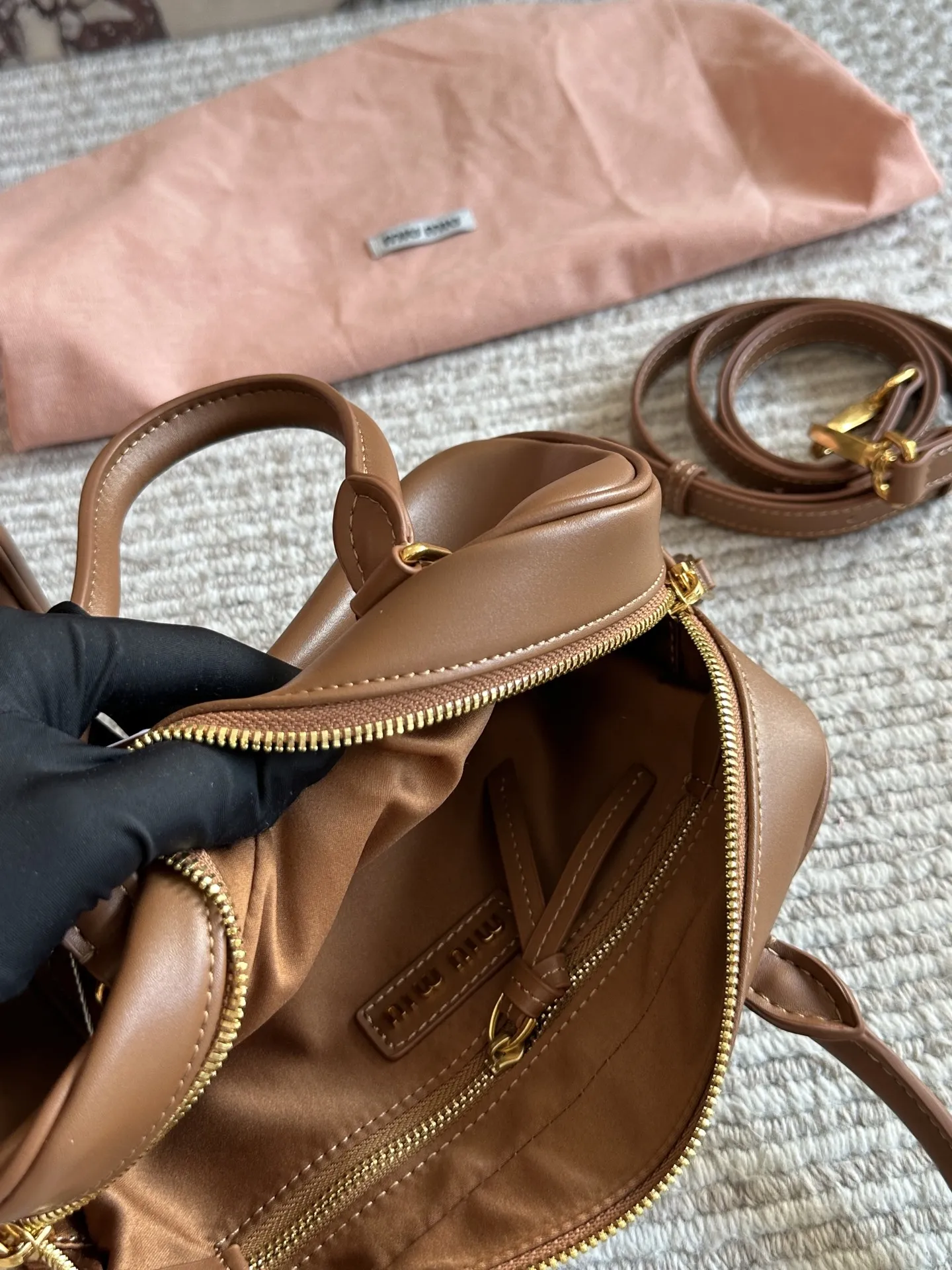 💰190、💰180 配盒 size:22*11cm 27*13cm miumiu保龄球/公文包/ 包包甜度刚好! 很难不爱啊啊! 可手拎也可斜挎 绝对不是小废包哦!容量足足的~~ 出场就是miumiu小公主!