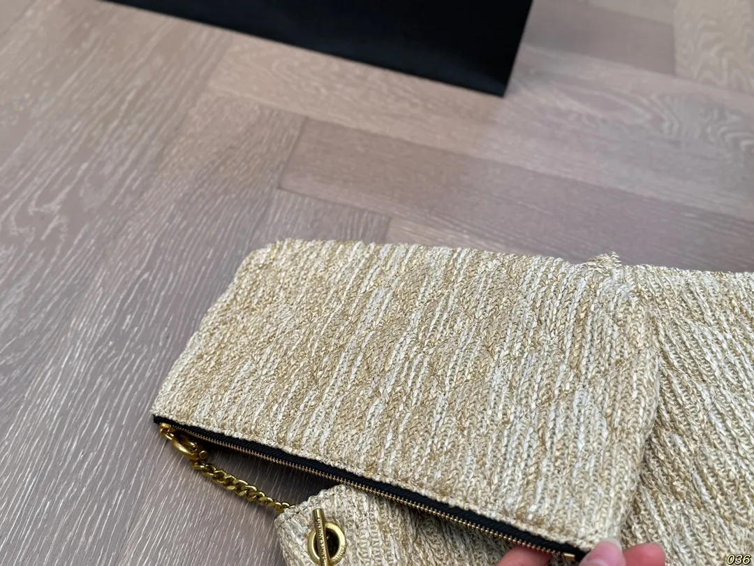 &yen;180 YSL圣罗兰草编子母托特包💕 超大空间 配零钱包✔️ 大logo搭配草编工艺～ 别有一番风味 ，巨轻盈 慵懒随性，自在随心❗️❗️ 尺寸38 38