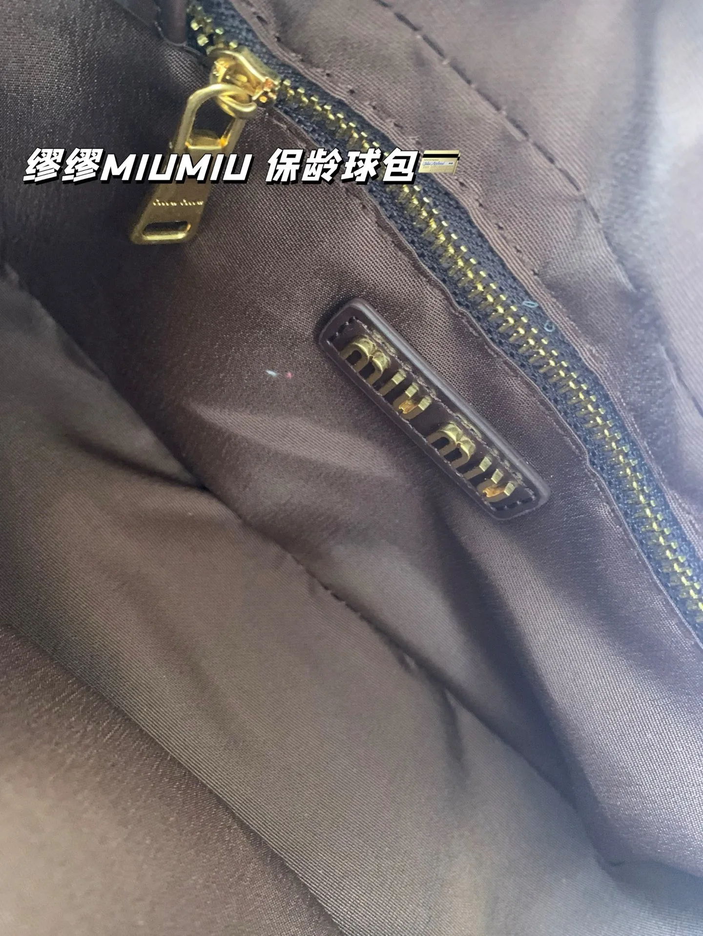 大P235 小P230 配礼盒🎁 缪缪MIUMIU 保龄球包 质感爆棚的美 上身真的太太太有质感啦 日常逛街不要太吸晴 尺寸：大28*13 小22*11