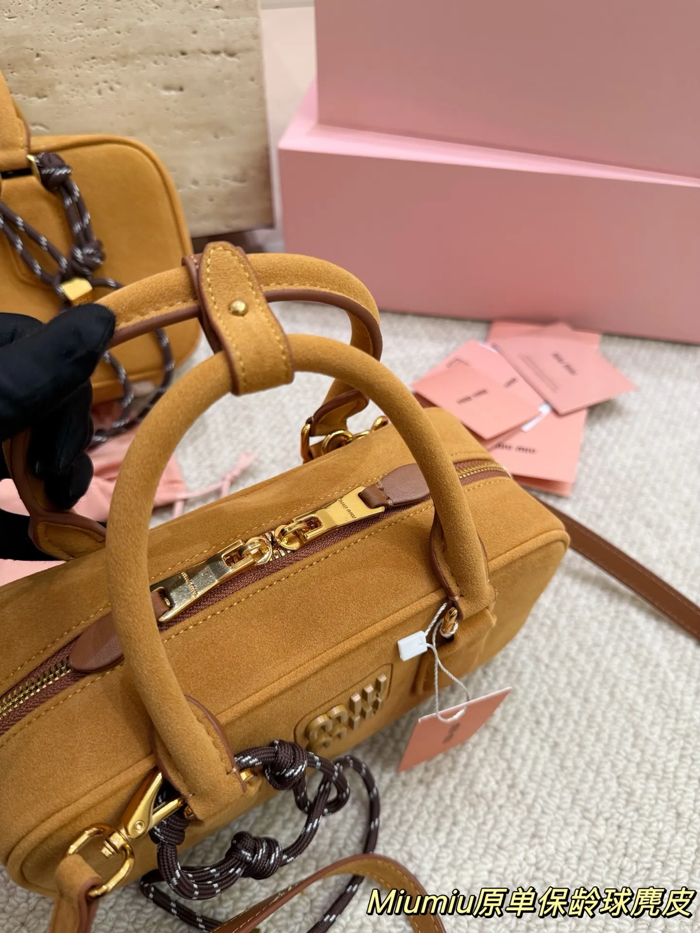 复刻版 麂皮 P200 P190 miumiu限定款保龄球包 简单又好看 miumiu而且超级实用， #miumiu新款包包 尺寸大号28 16cm 小号23 14cm