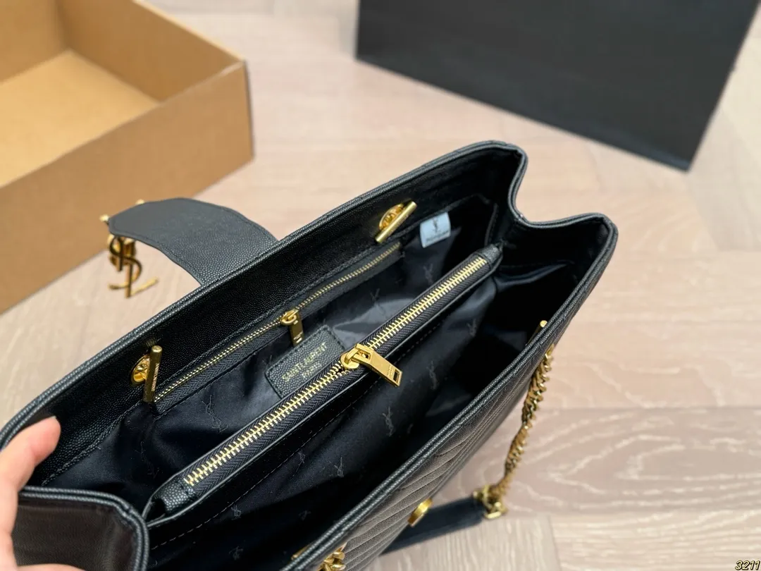 ¥145飞机盒 圣罗兰YSL 托特包链条包 精致美丽 高级优雅 很好驾驭,不挑衣服,不挑季节 一年四季都可,可盐可甜 高个子小姐姐背,气质御姐范 小个子的小姐姐背,甜甜女孩一枚 尺寸34 24