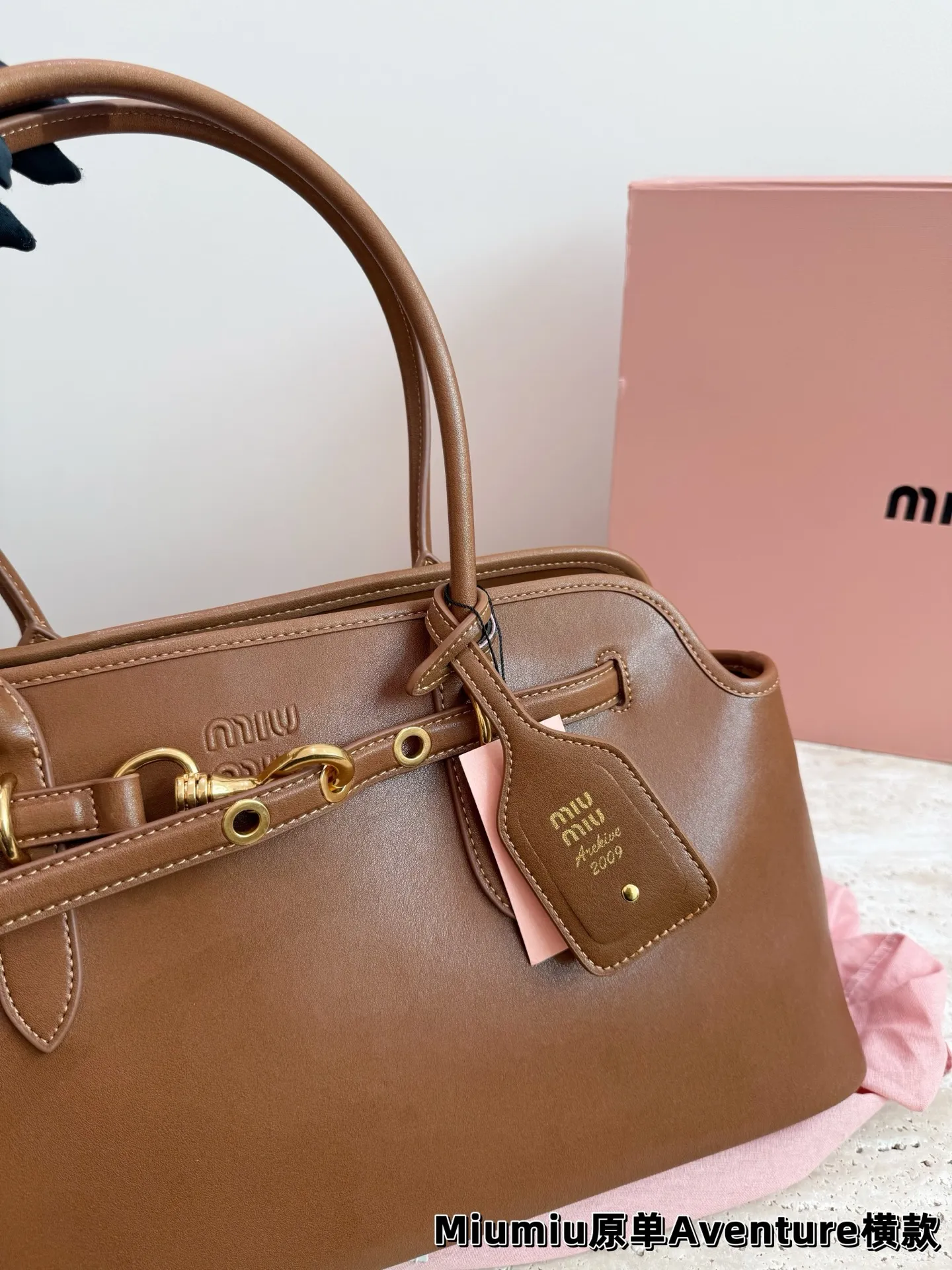 P240 miumiu复古Aventure系列贝壳包 Aventure系列贝壳手提/斜挎包.上线啦! 24ss最流行款式,做旧褪色感的皮革颜色与质地,配上金属皮带搭扣高级又复古,采用小牛皮制作的包身设计精致,方正复古的造型 手提腋下斜挎包随意切换! 优雅通勤超好穿快快加入miu女孩吧! 尺寸:超大号46*23cm复古包#牛皮包包