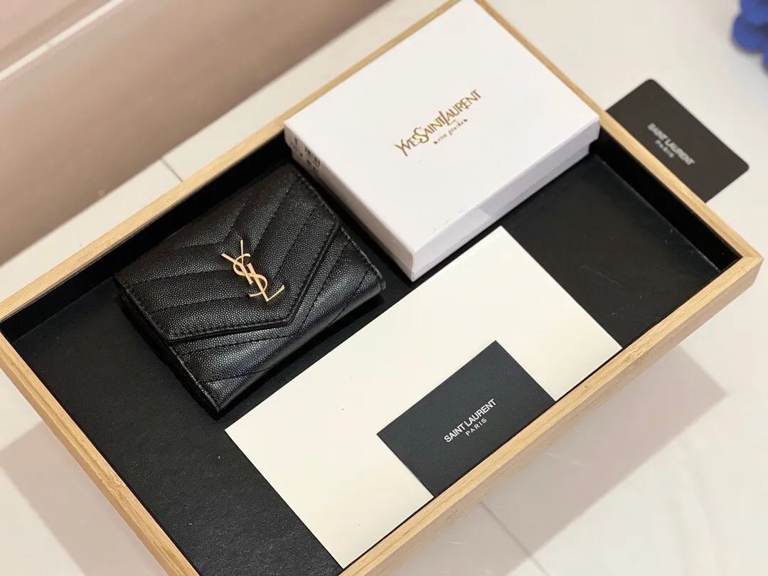 p95🎀圣罗兰 7203🎀颜色：黑色 枣红 🎀尺寸：11*10*2🎀YSL专柜火爆登场！采用鱼子酱纹真皮，做工精致， 媲美专柜！多功能小钱包，超级实用！