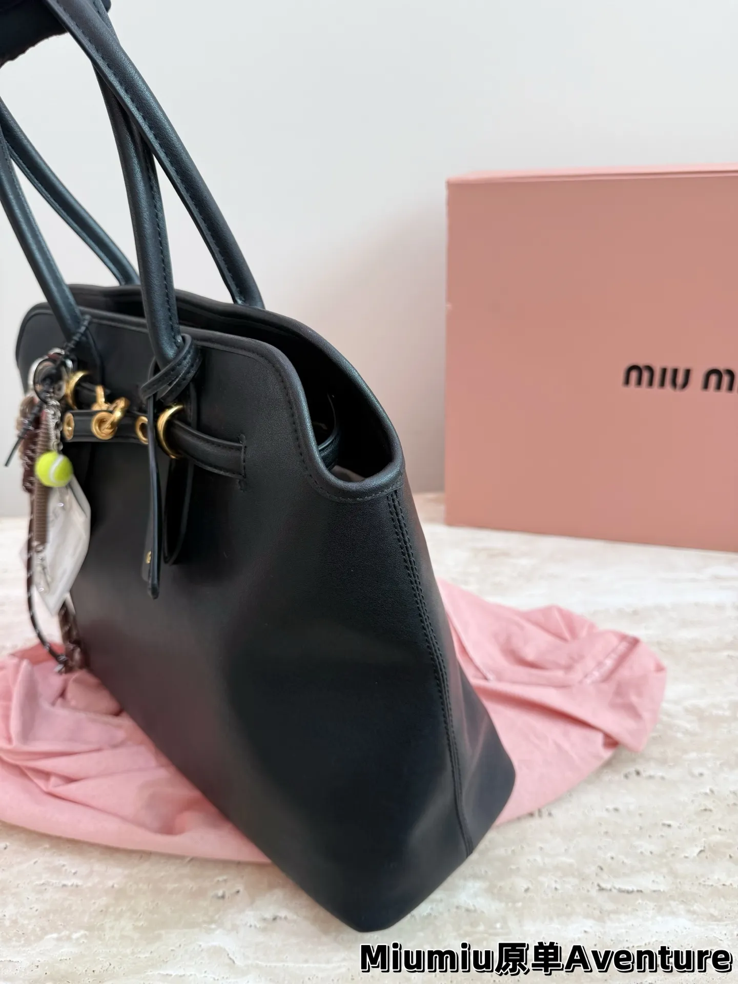 P250 MiuMiu Aventure托特包 👜MiuMiu Aventure托特包,选用橡木色小牛皮,质地柔软细腻,金属皮带搭扣超有复古感✨。尺寸约40×31×13cm,容量大,通勤日常都OK!内部斜纹帆布衬里,实用又时髦。焦糖棕色超适合秋冬,搭配风衣针织衫氛围感拉满🍂。自重轻,手提肩背都方便,是功能与设计感兼具的通勤包!配盒子