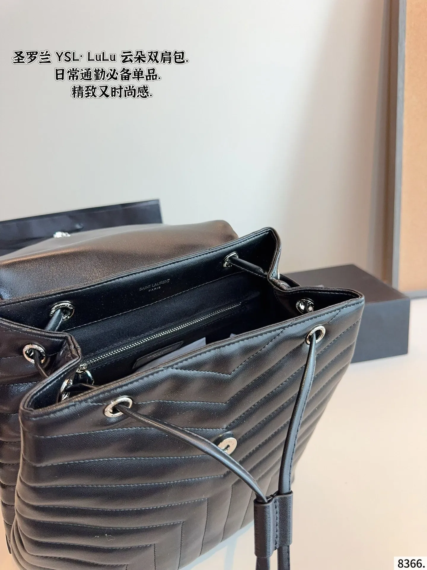 p220p215 圣罗兰 LoLo 双肩包 墙裂推荐这款 云朵双肩包 对于览包无数的时髦精 安利这种设计精致 轻松凹造型 实用又时髦 是日常搭配率蛮高的单品尺寸：27*10*29/22*8*22cm