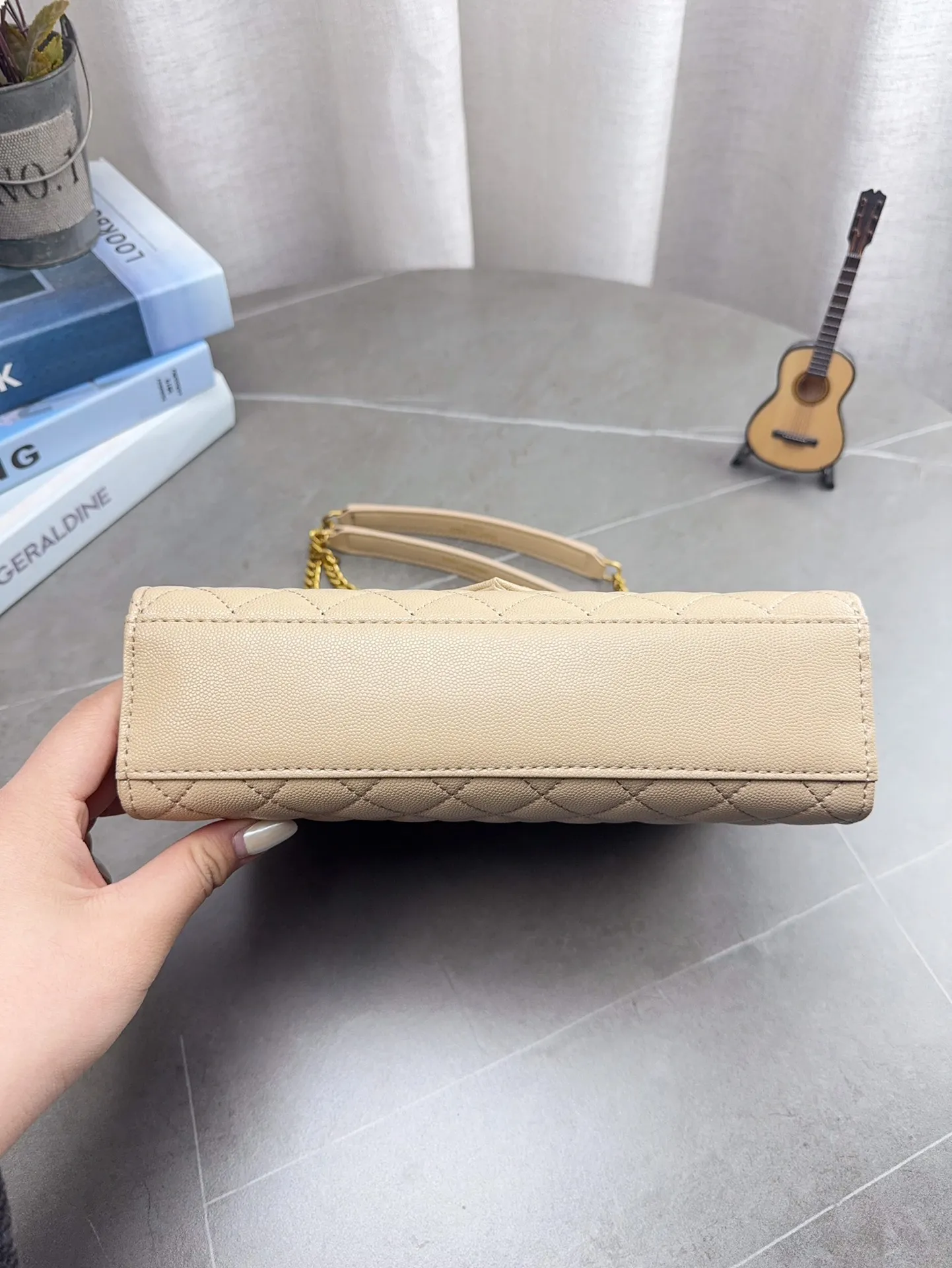 折叠礼盒包装 高品质YSL圣罗兰链条信封包 简约才是百搭公式。 复古又时髦,妥妥的街拍神器。 出街通勤都可。 容量很大,可肩背、斜挎。 搭配很显高级感。 是帅气女孩不可缺少的一款经典存在。 尺寸24*17cm p150