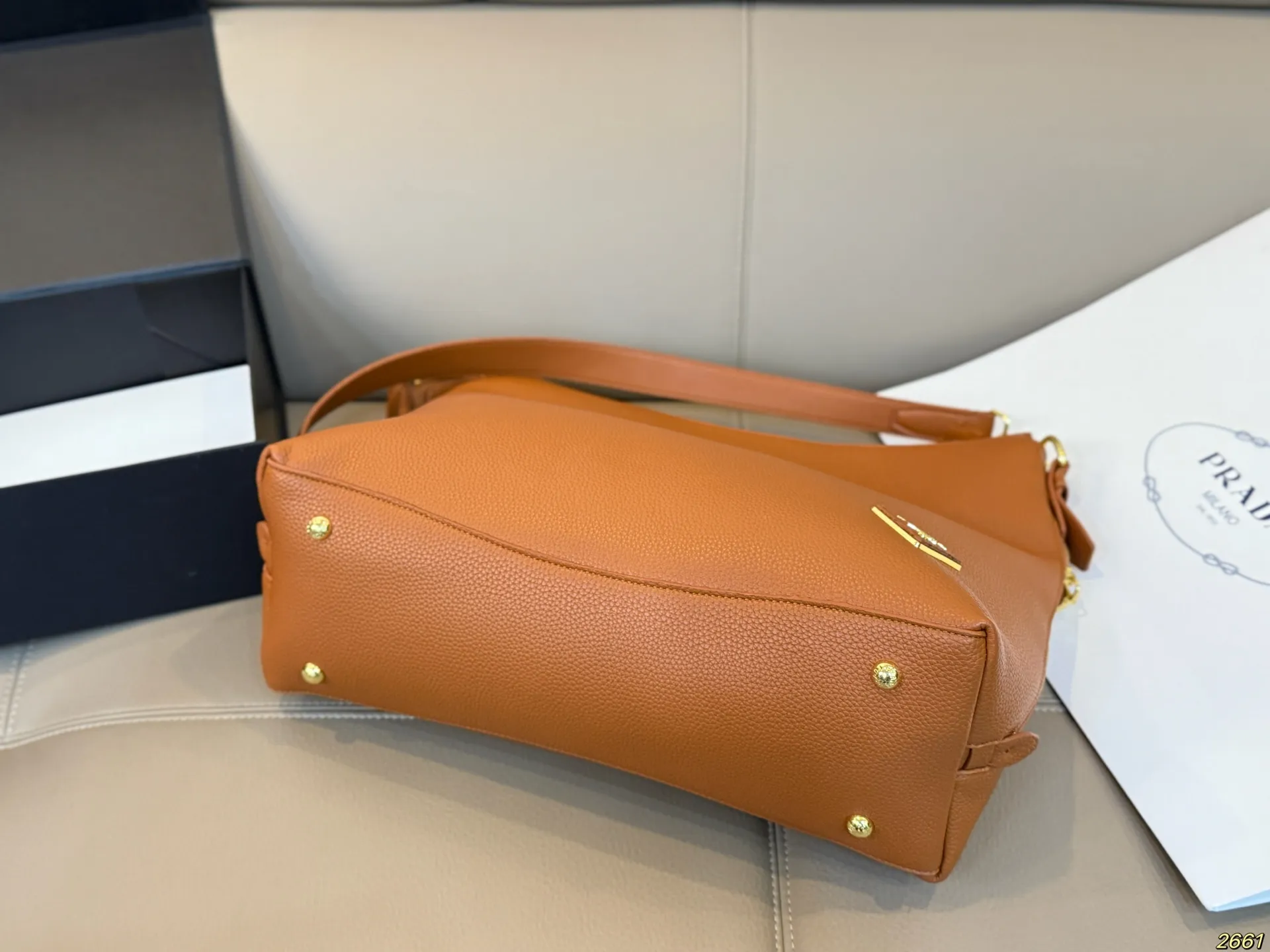 &yen;165 普拉达Prada 新款托特包腋下包 充满了不一样的帅气感 甜酷辣妹穿搭必备 尺寸： 34 31