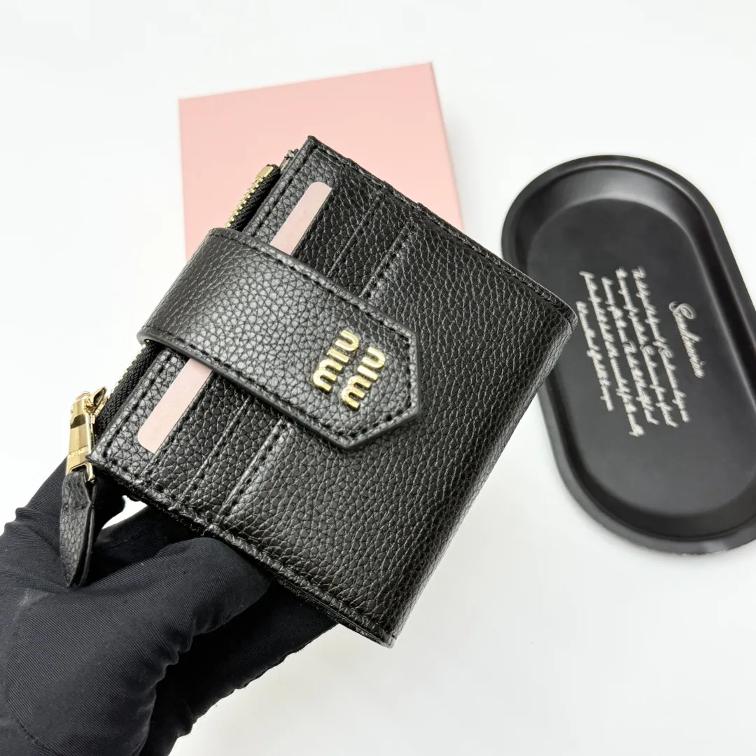 p85🎀miumiu V13🎀颜色 黑 棕🎀尺寸 11.5*10*3 🎀miumiu专柜最新款！专柜爆款热力来袭，釆用顶级进口牛皮，做工精细