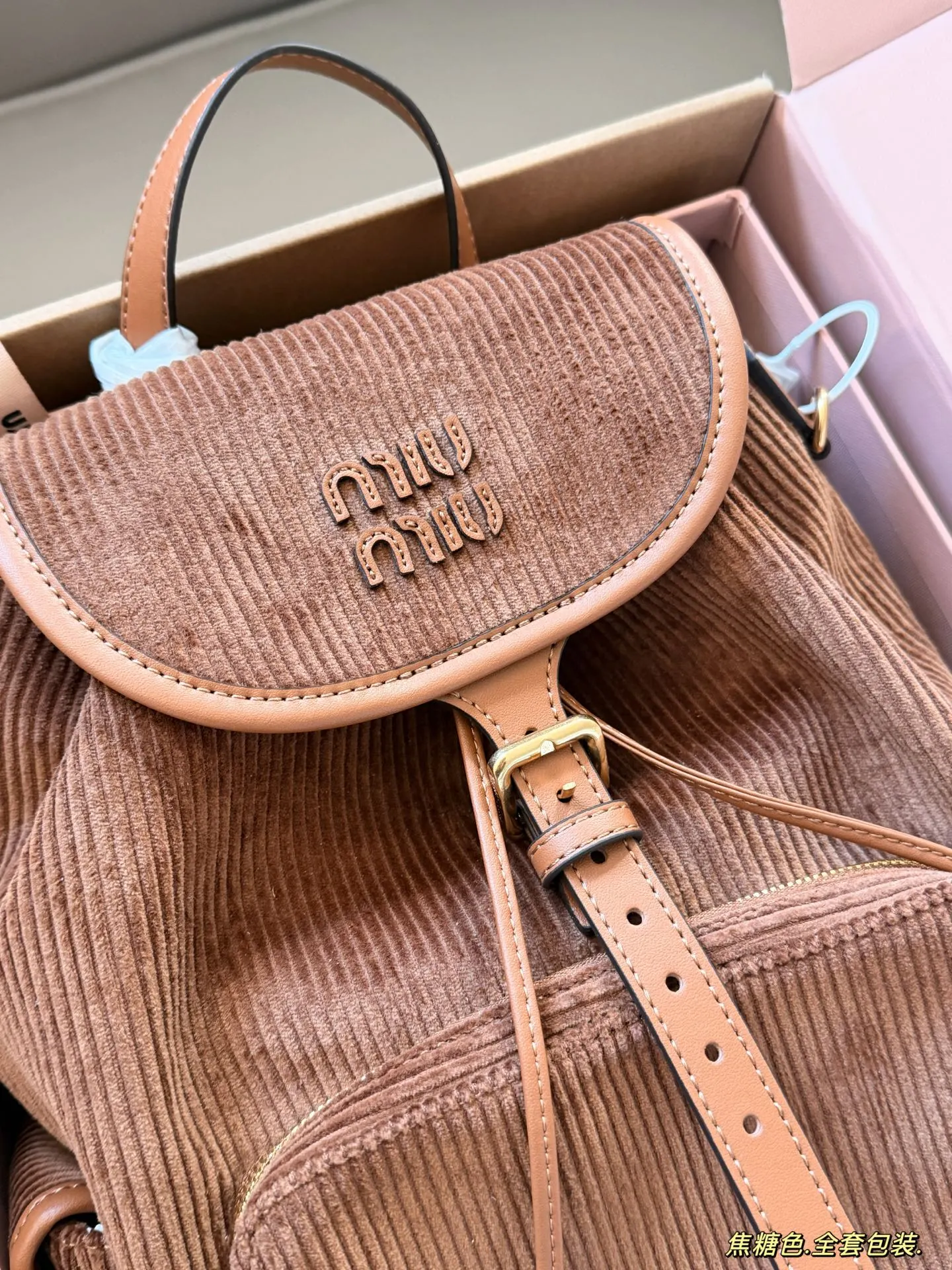 💰300 配全套包装 size:25*27cm(大号) 又一季特别美丽的Miu Miu miumiu ss25 灯芯绒双肩包 超适合秋冬搭配鲜艳跳脱的配色,为沉闷的秋冬增添色彩!搭配大衣超吸睛哦!