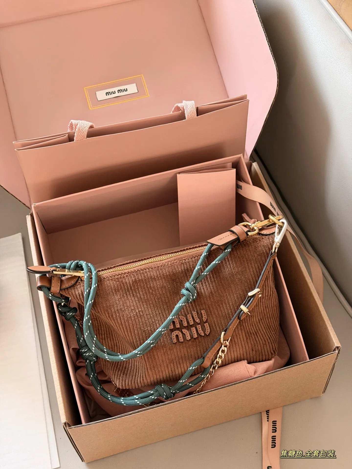 💰 190 配盒 size：底宽18*15cm miumiu 灯芯绒小饭盒~ 自带冲浪绳！！ 秋冬氛围感拉满 性价比之王 休闲百搭的饭盒包又来噜!!