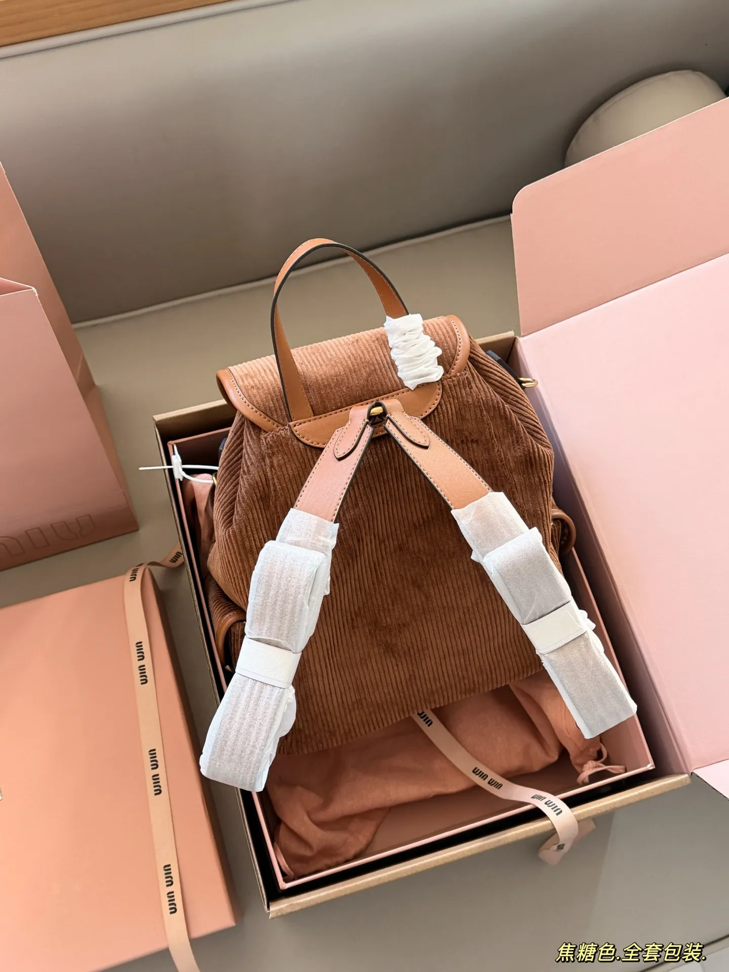 💰300 配全套包装 size:25*27cm(大号) 又一季特别美丽的Miu Miu miumiu ss25 灯芯绒双肩包 超适合秋冬搭配鲜艳跳脱的配色,为沉闷的秋冬增添色彩!搭配大衣超吸睛哦!