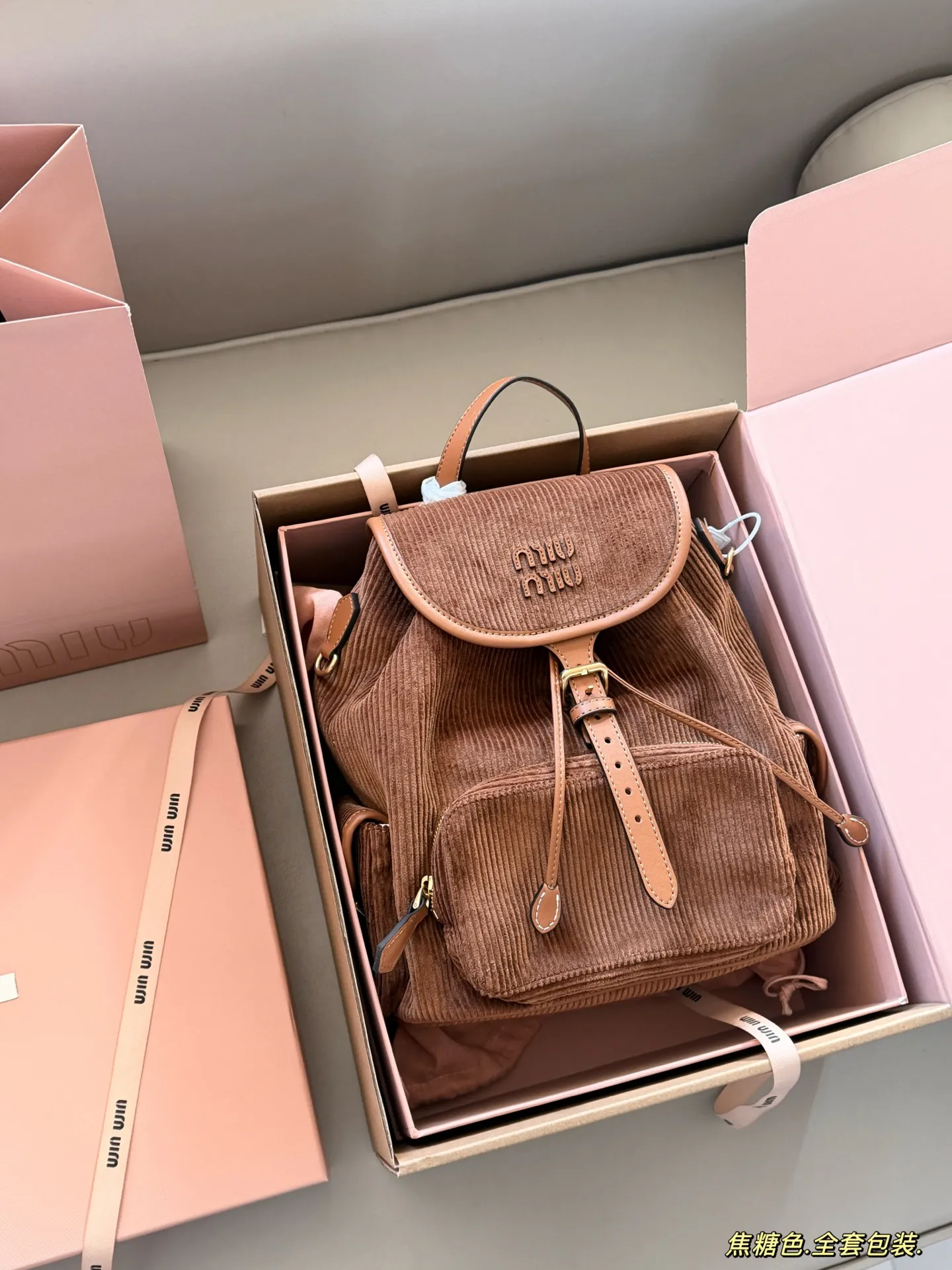 💰300 配全套包装 size:25*27cm(大号) 又一季特别美丽的Miu Miu miumiu ss25 灯芯绒双肩包 超适合秋冬搭配鲜艳跳脱的配色,为沉闷的秋冬增添色彩!搭配大衣超吸睛哦!