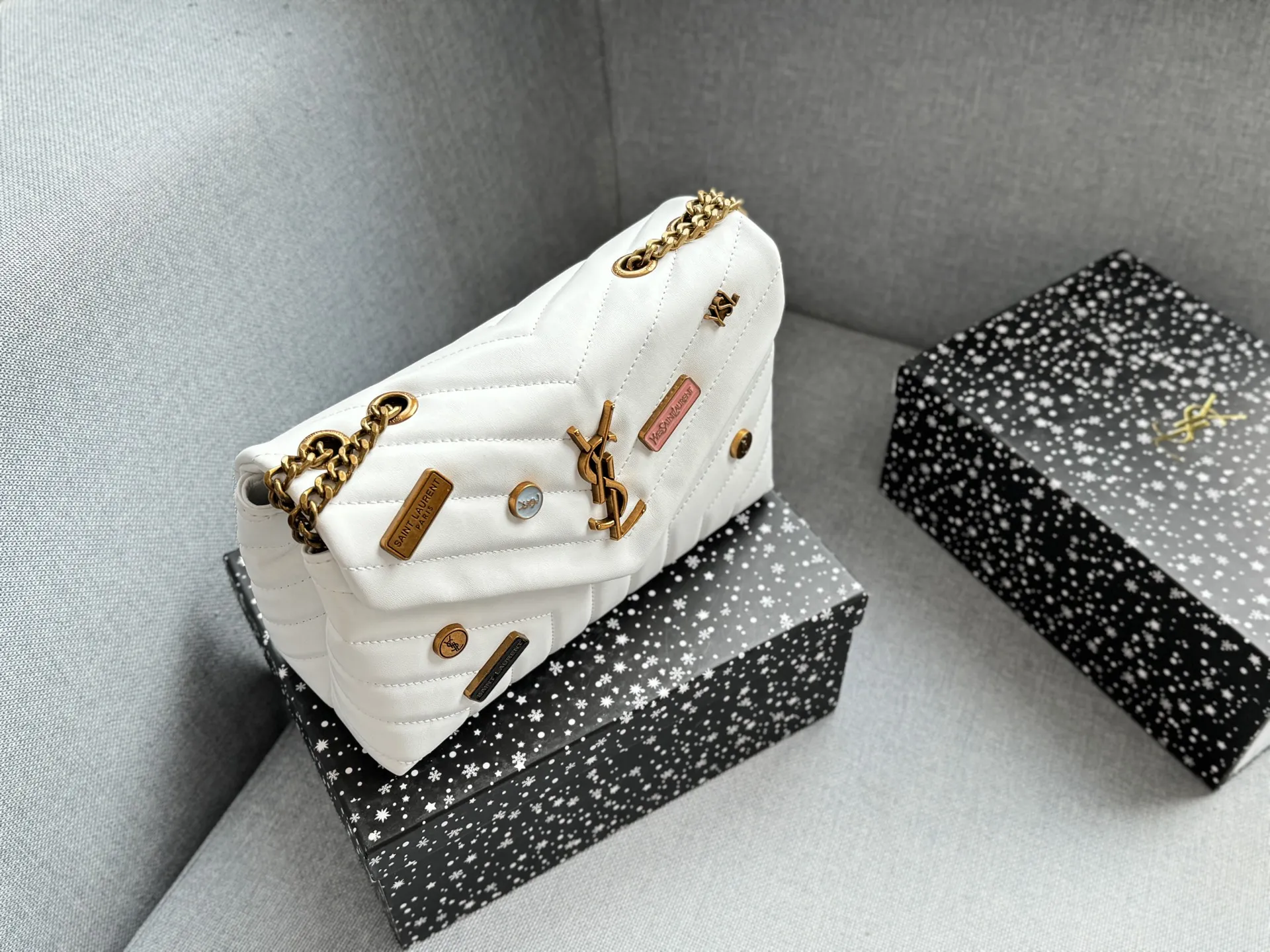 💰130 天地盖 size:25×17 圣罗兰 YSL LOULOU 徽章 信封包 链条包 斜挎单肩包 云朵包 越看越有气质 休闲商务都可驾驭 仙女们快来把它带回家✨ 时髦瞬间被拿捏,真的百搭,不信你试!